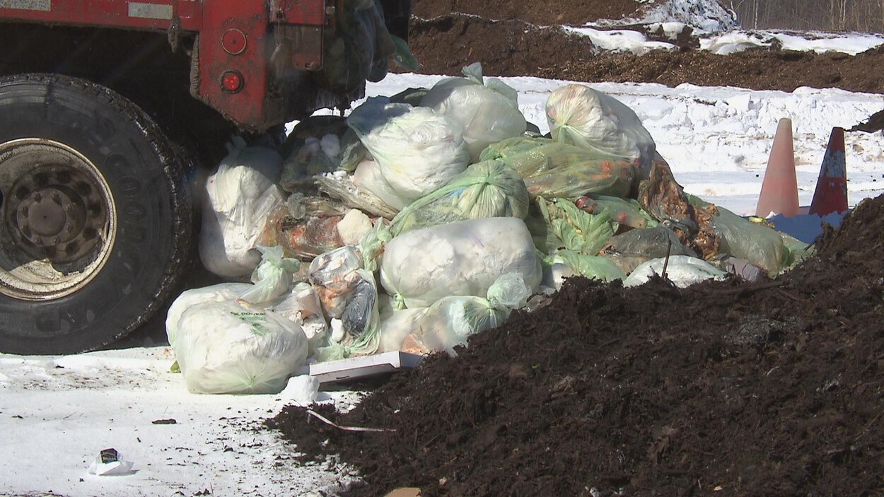 Des kilomètres de route pour pouvoir composter | Radio-Canada