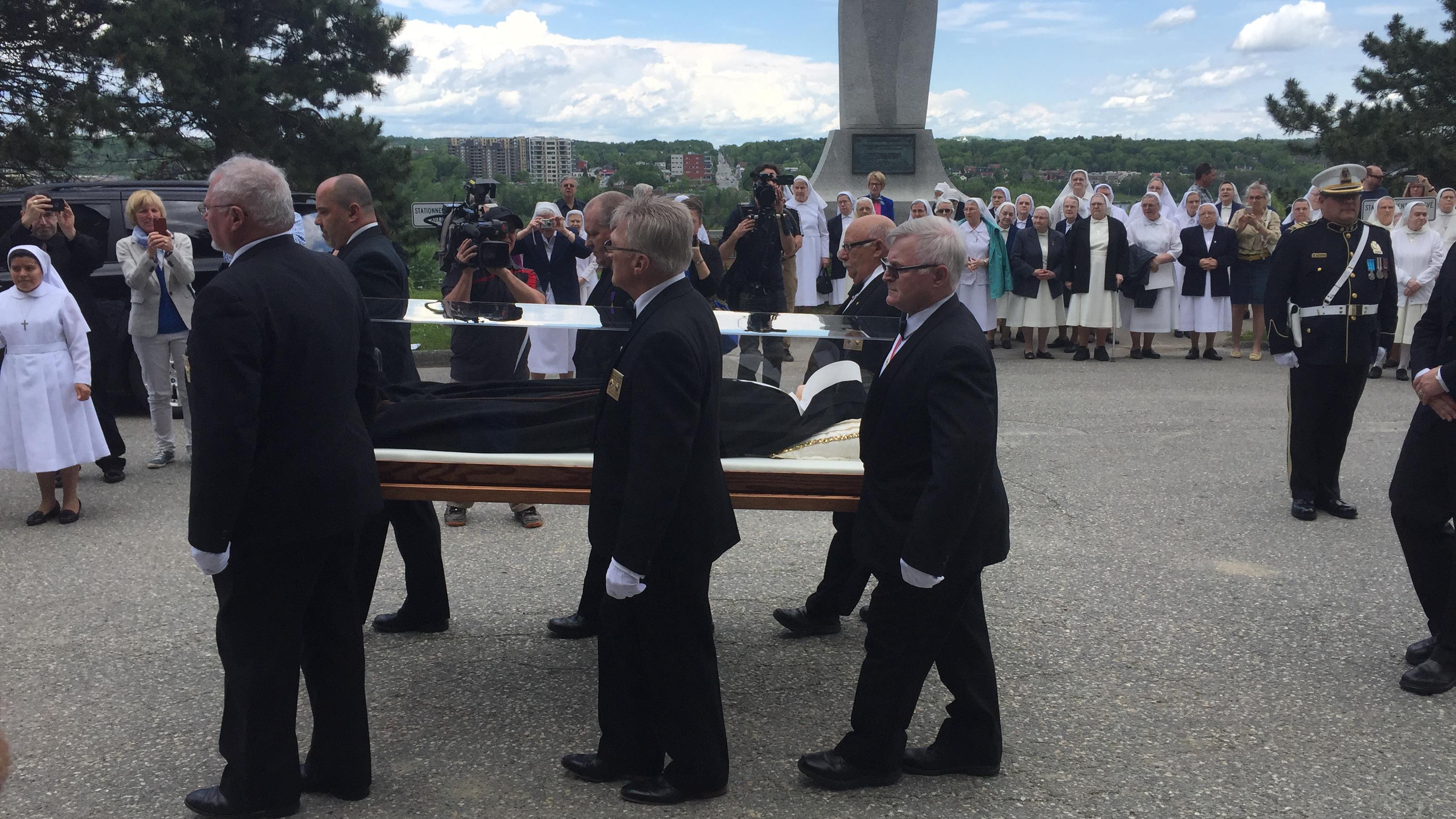 La relique de Mère Léonie repose maintenant à la Cathédrale de