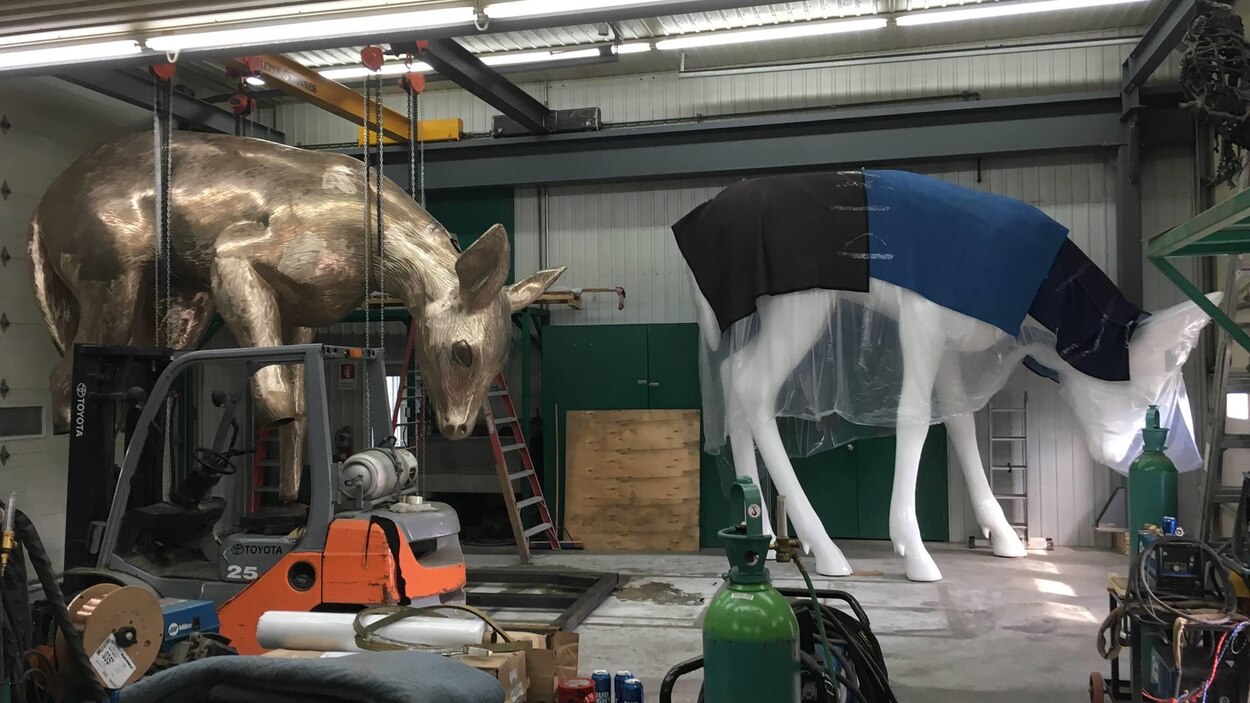 L Oeuvre La Rencontre Installee A La Place Jean Beliveau Mercredi Radio Canada Ca