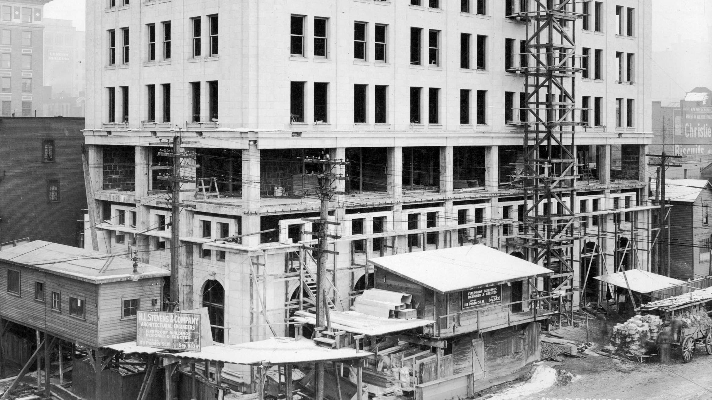 Bâtiment du crédit foncier franco-canadien en construction en 1913-1914.