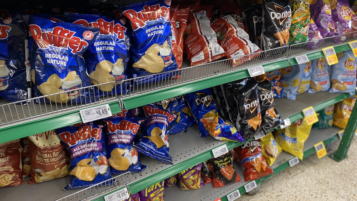 Hausse salée du prix des sacs de chips | En bref | Radio-Canada