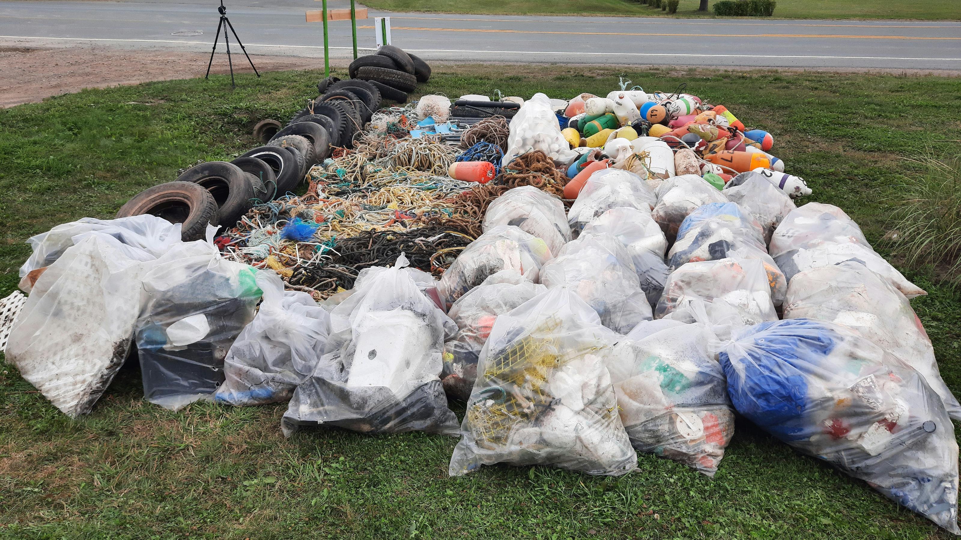 Ces déchets de plastique qui polluent les côtes du N.-B. | OHdio ...