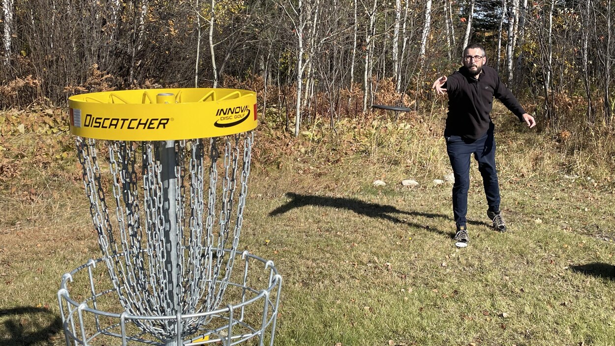 Un parcours de disque-golf au Belvédère de Val-d’Or | Radio-Canada