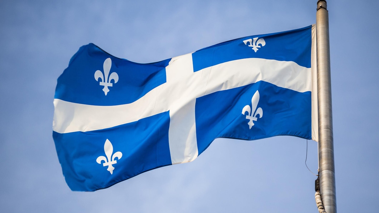 Montreal Tarde A Se Conformer A La Loi Sur Le Drapeau Denonce La Societe Saint Jean Baptiste Radio Canada Ca