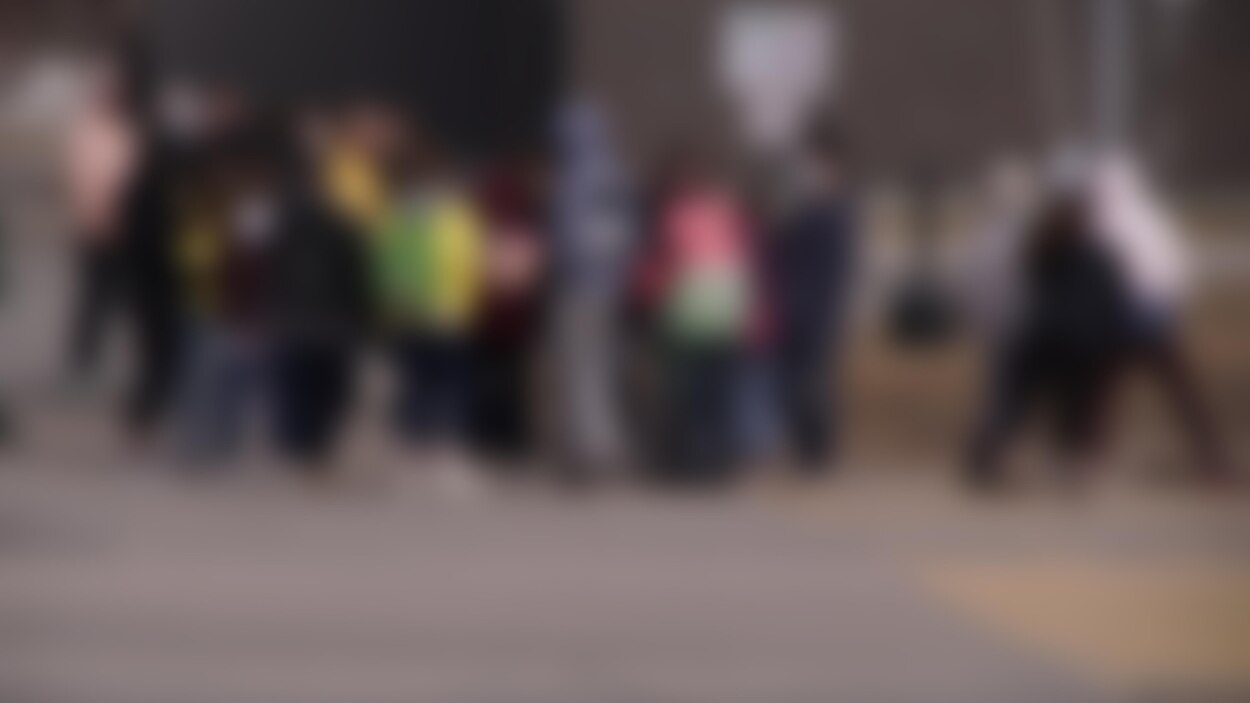 Des rassemblements à l'extérieur des écoles secondaires inquiétants à