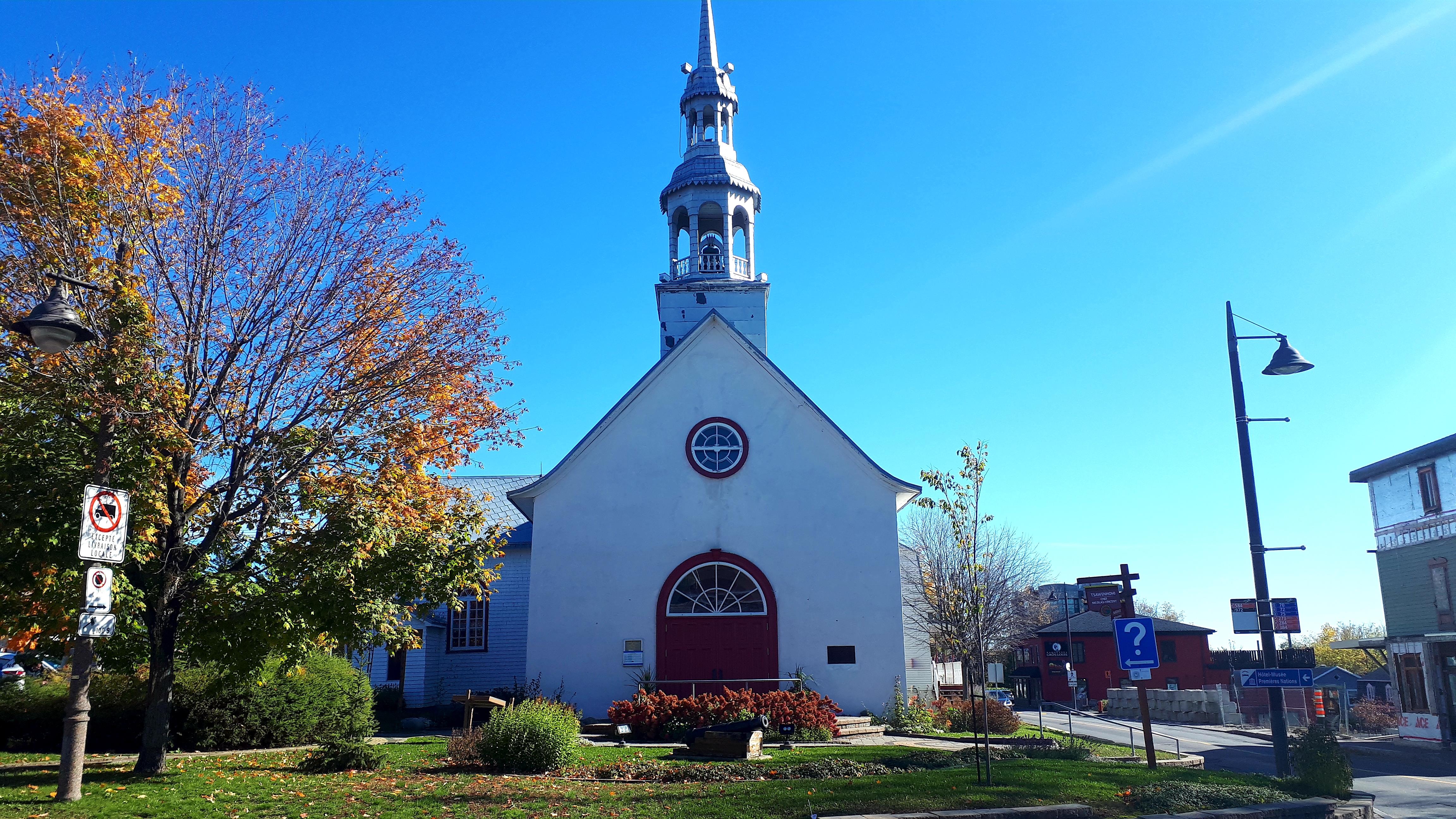 Le curé de NotreDamedeLorette à Wendake accueille la population