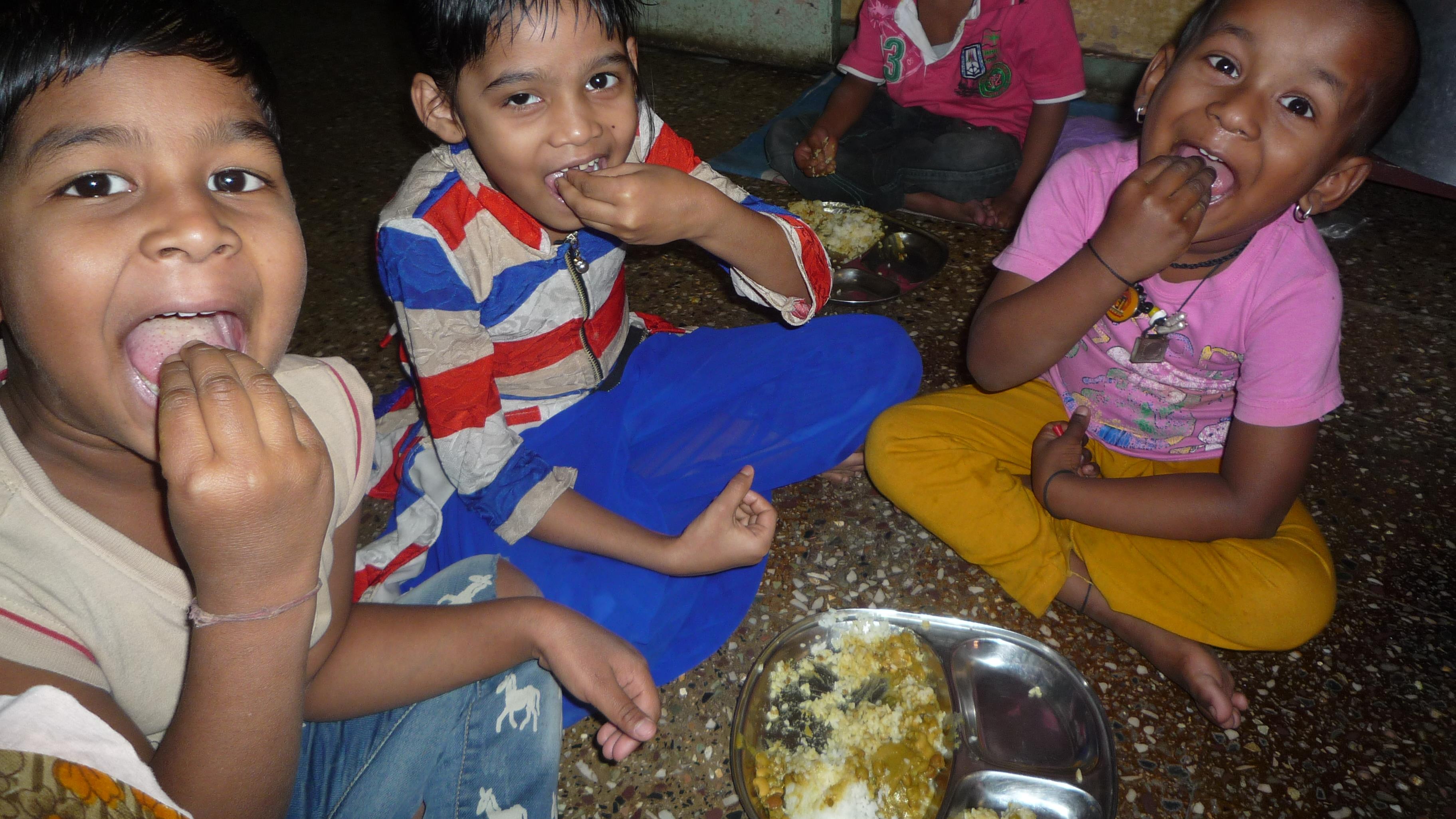 L'heure du lunch à la garderie de Saheli Sangh L'heure du lunch à la garderie de Saheli Sangh