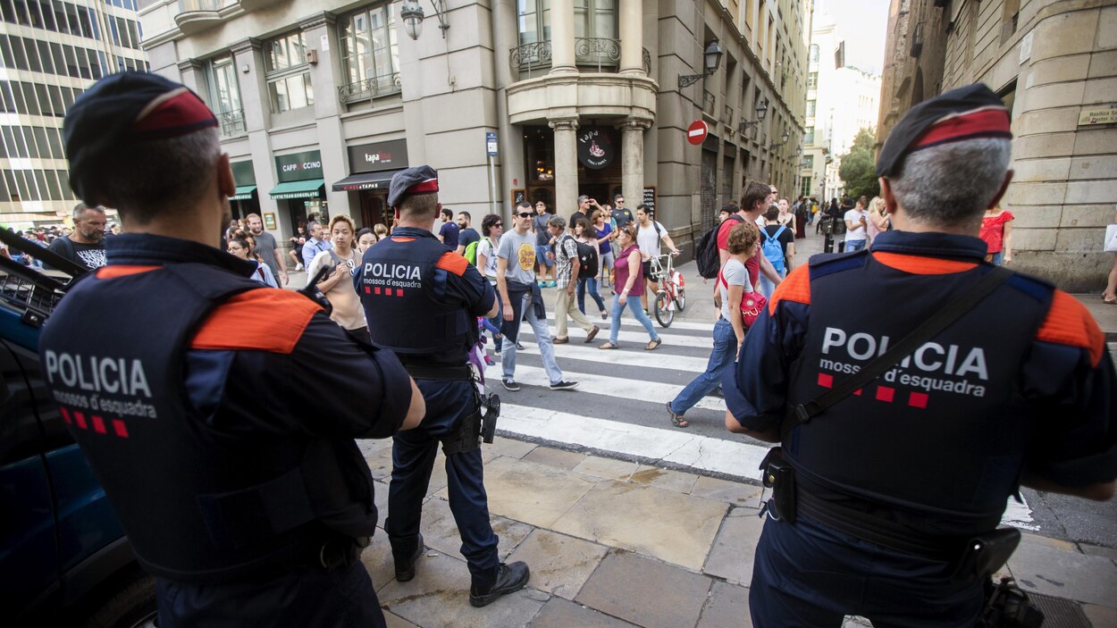 La Police Regionale Coincee Entre L Arbre Espagnol Et L Ecorce Catalane La Catalogne En Quete D Independance Radio Canada Ca