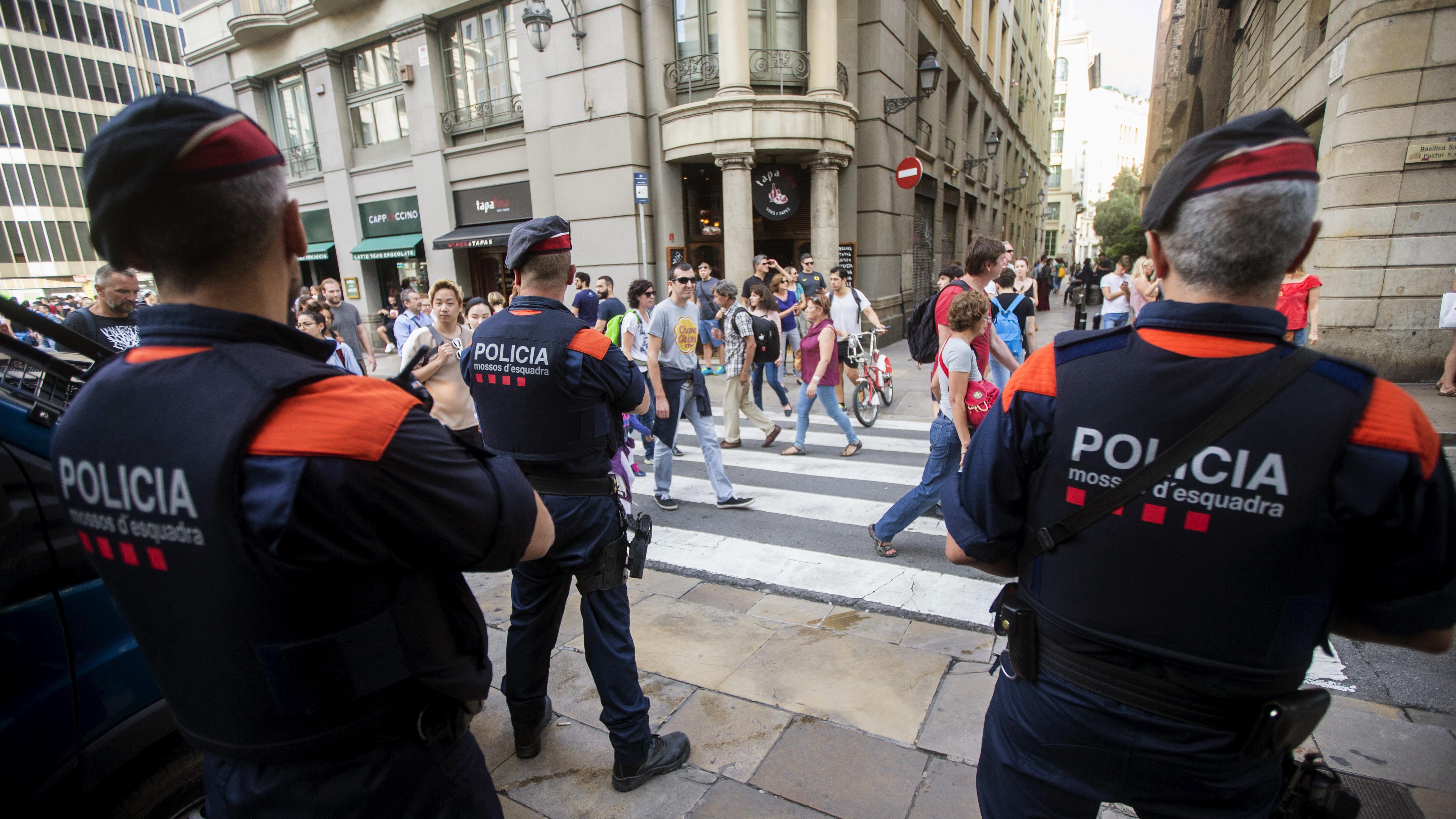 La Police Regionale Coincee Entre L Arbre Espagnol Et L Ecorce Catalane La Catalogne En Quete D Independance Radio Canada Ca La Police Regionale Coincee Entre L Arbre Espagnol Et L Ecorce Catalane La Catalogne En Quete D Independance Radio Canada Ca
