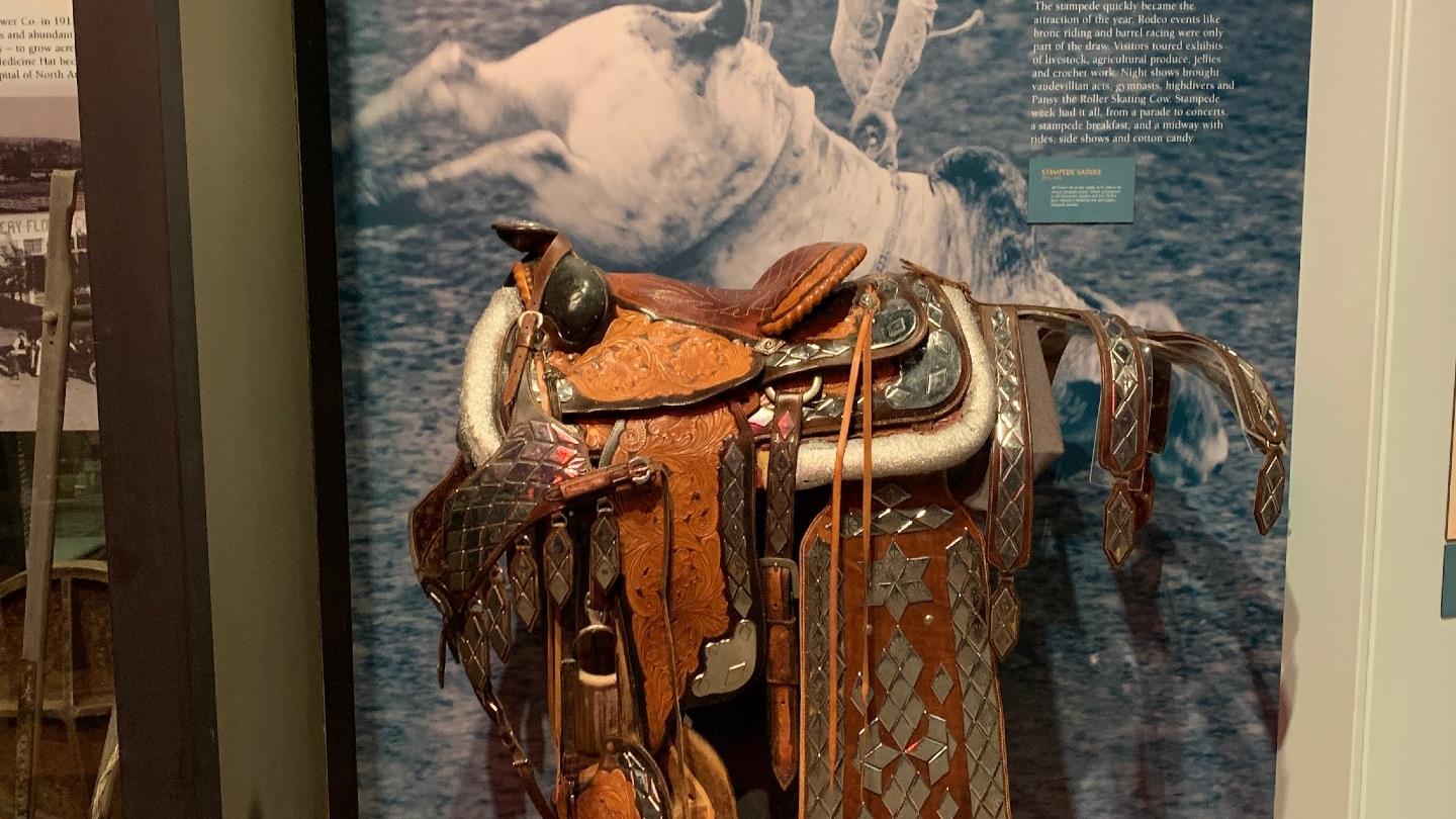 Une selle décorative qui sert au cowboy durant les Stampede.