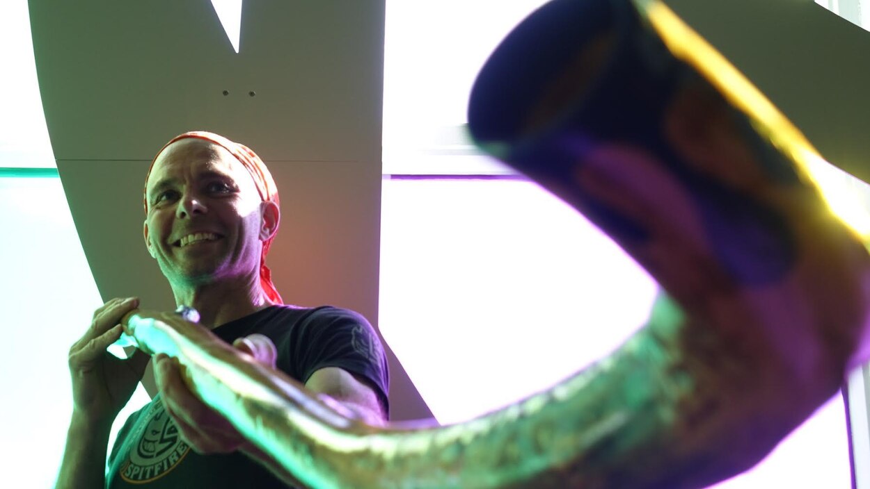 Fabriquer des didgeridoos avec du bois de plage de la Gaspésie Radio