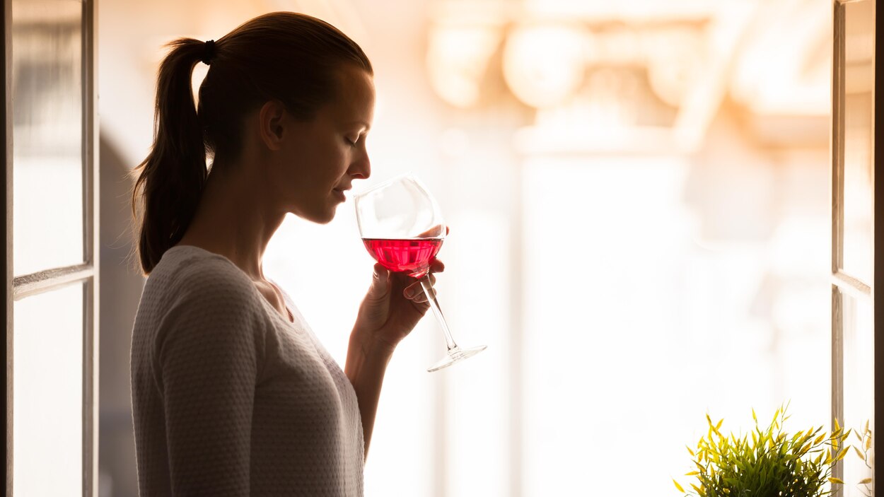 Derriere L Indispensable Verre De Vin De La Mere Moderne Radio Canada Ca