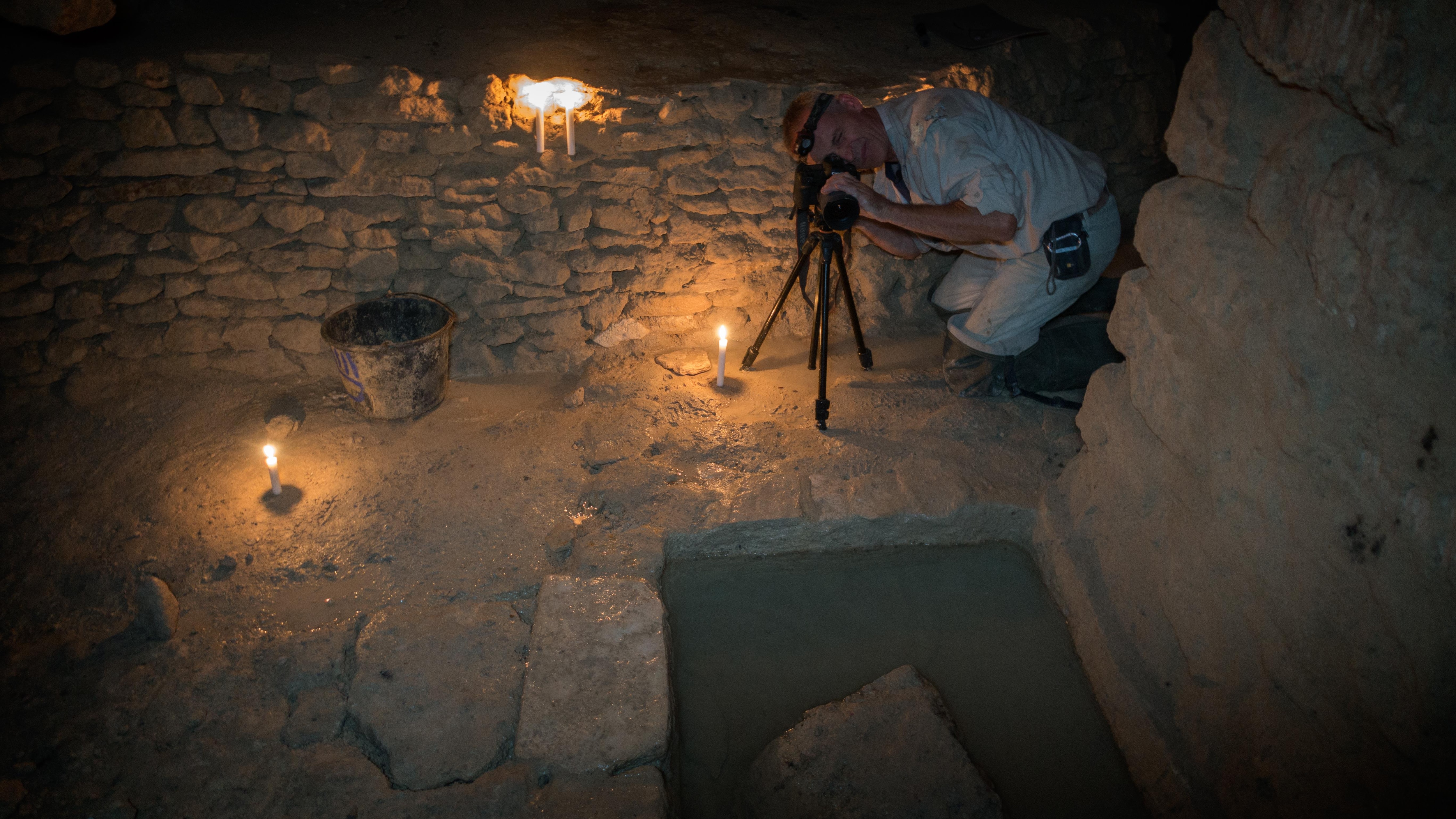 Gaspard Duval photographie patiemment, à la simple lueur de bougies savamment disposées, les différentes salles et galeries des catacombes.