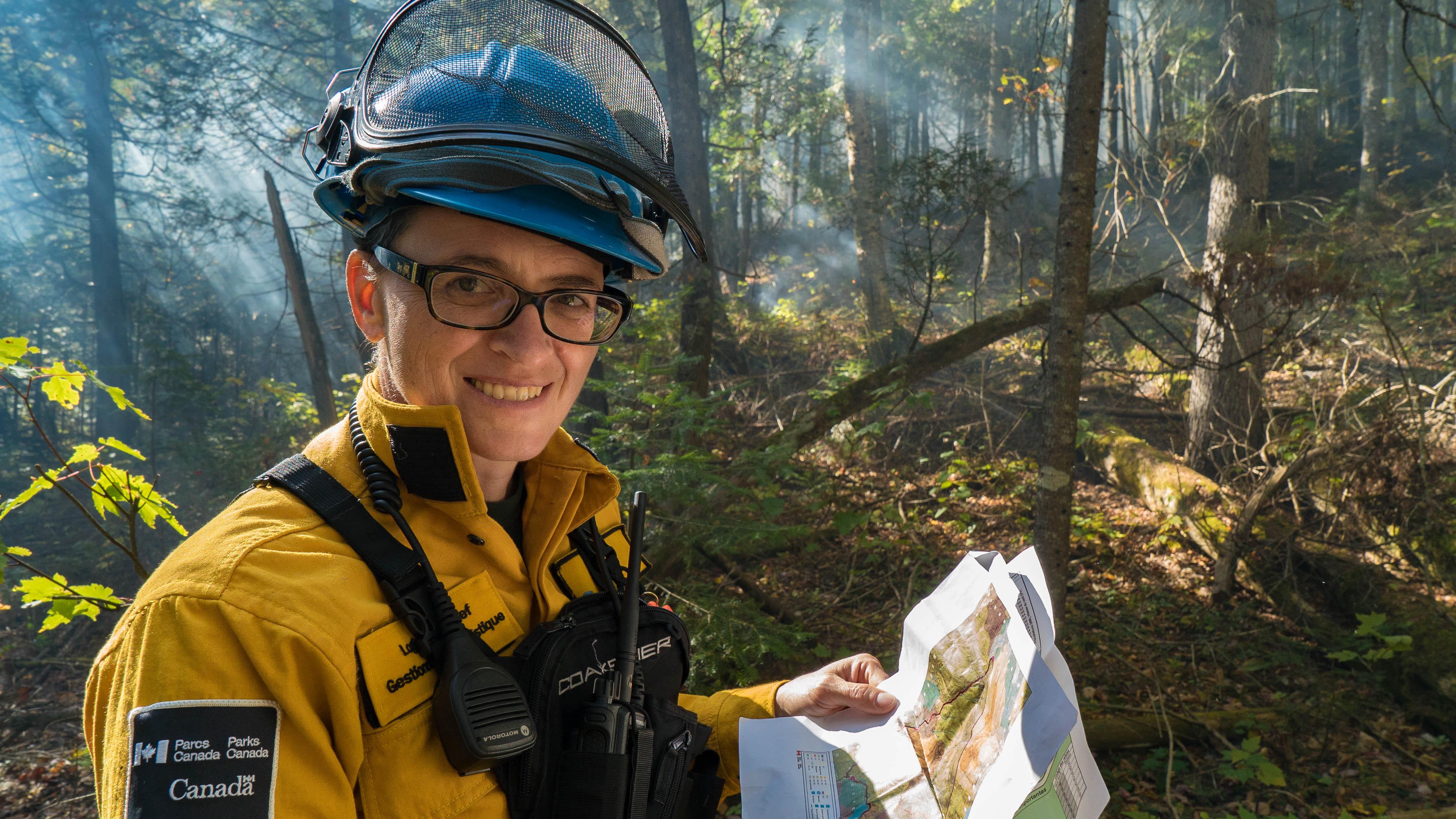 Hélène Genest, responsable du programme Restauration du rôle du feu pour l'est du pays de Parcs Canada.