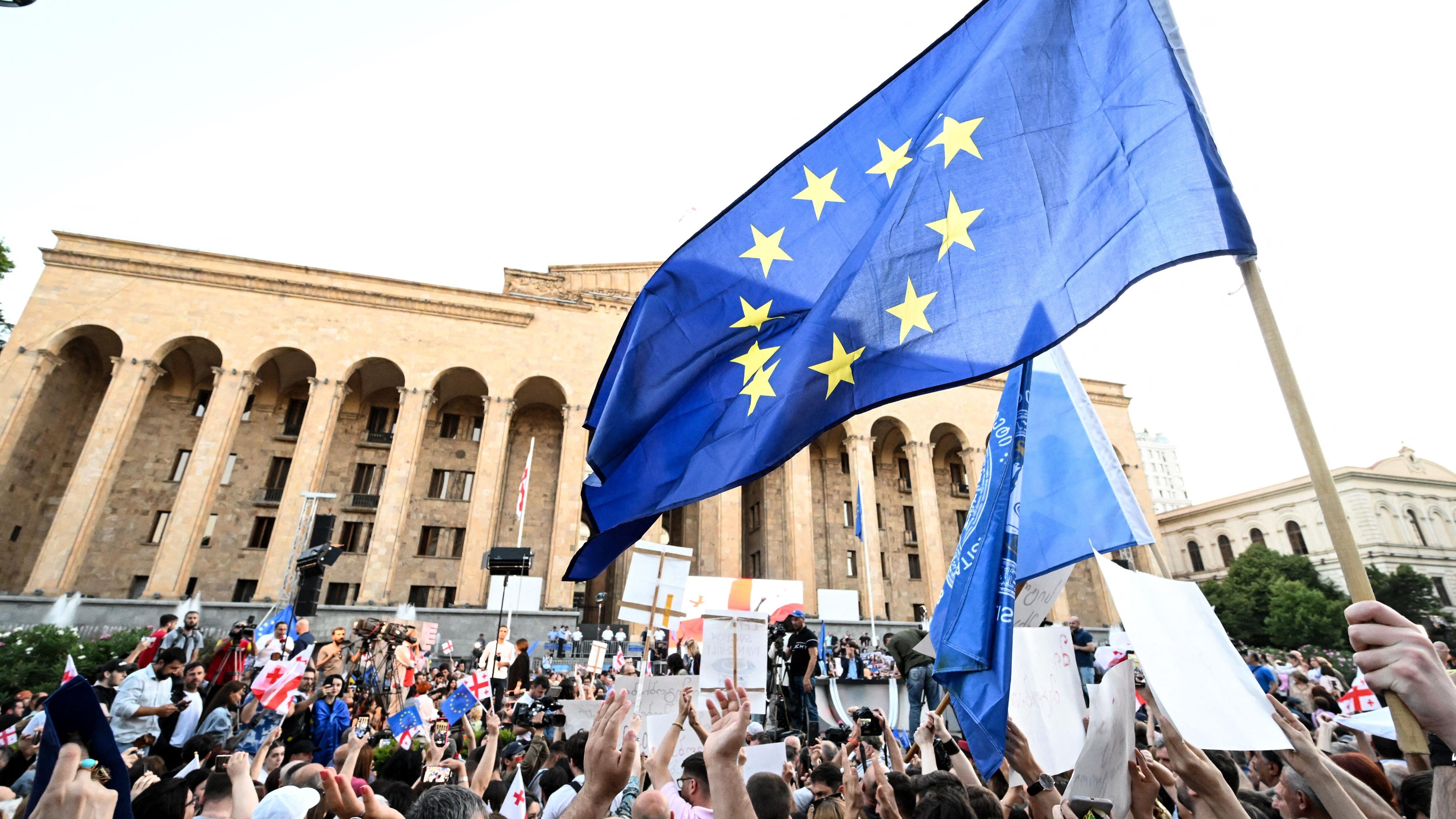 Géorgie : Des Dizaines De Milliers De Manifestants Pro-européens à ...