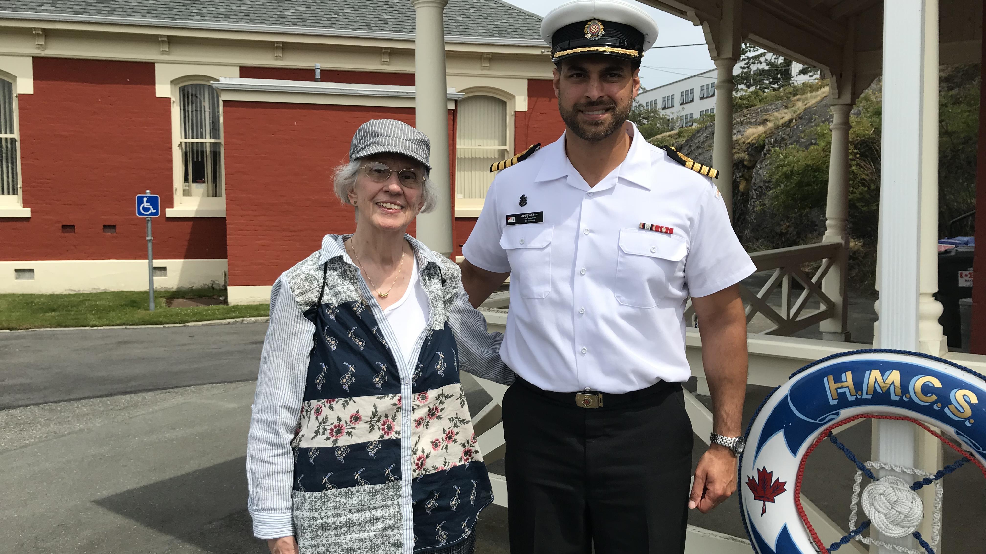 Gisèle Samson de l'Association historique francophone de Victoria et le Capitaine de vaisseau Sam Sader, commandant de la base d'Esquimalt