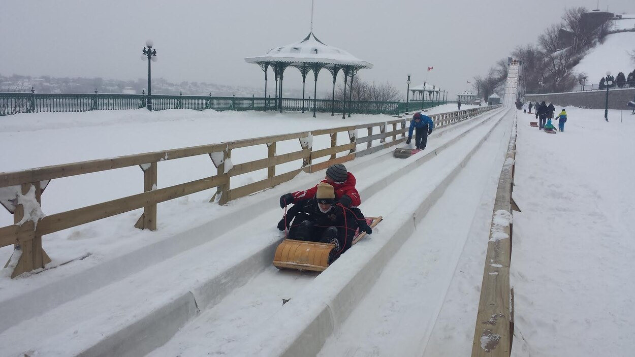 La glissade de la Terrasse Dufferin ouvre à temps pour les Fêtes