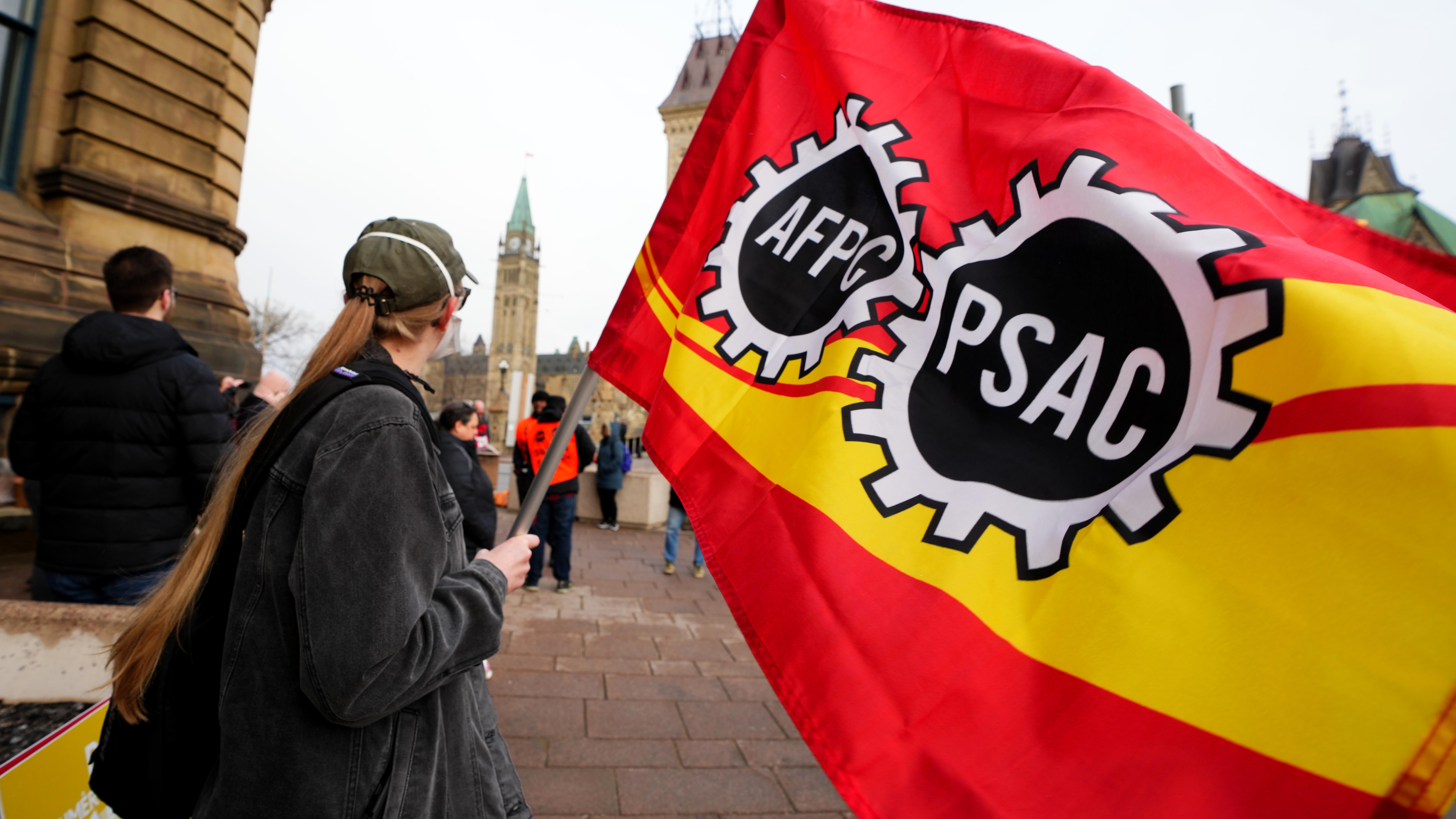 Ottawa approuve les conventions collectives des fonctionnaires fédéraux ...