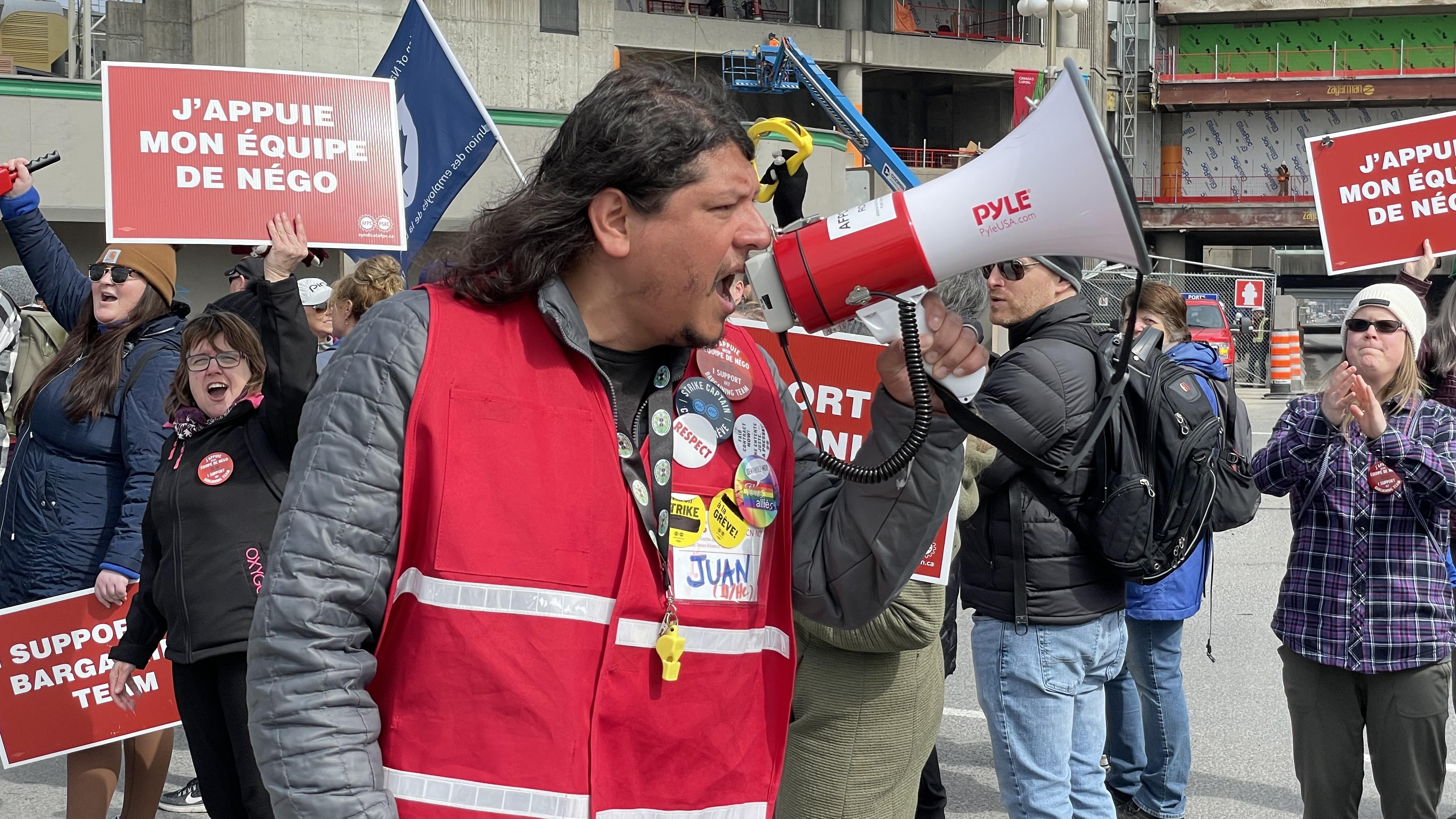 Le gouvernement fédéral fait une nouvelle offre à l’AFPC | Radio-Canada