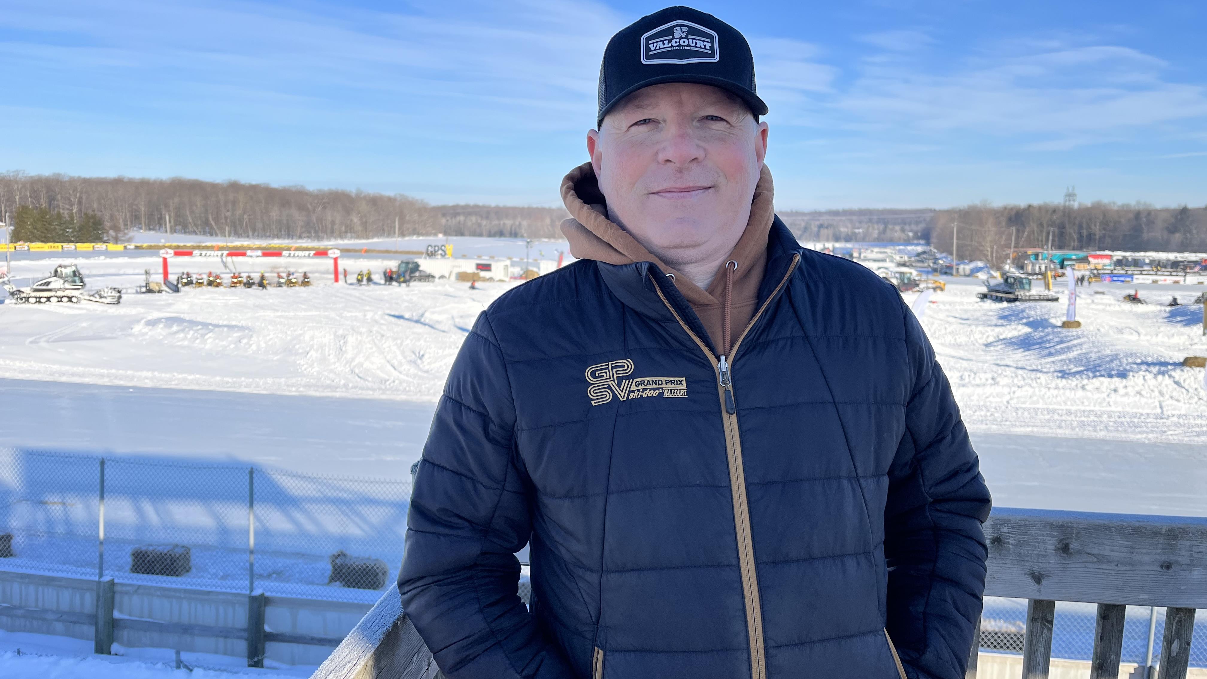Les adeptes de motoneige mordent la neige à Valcourt