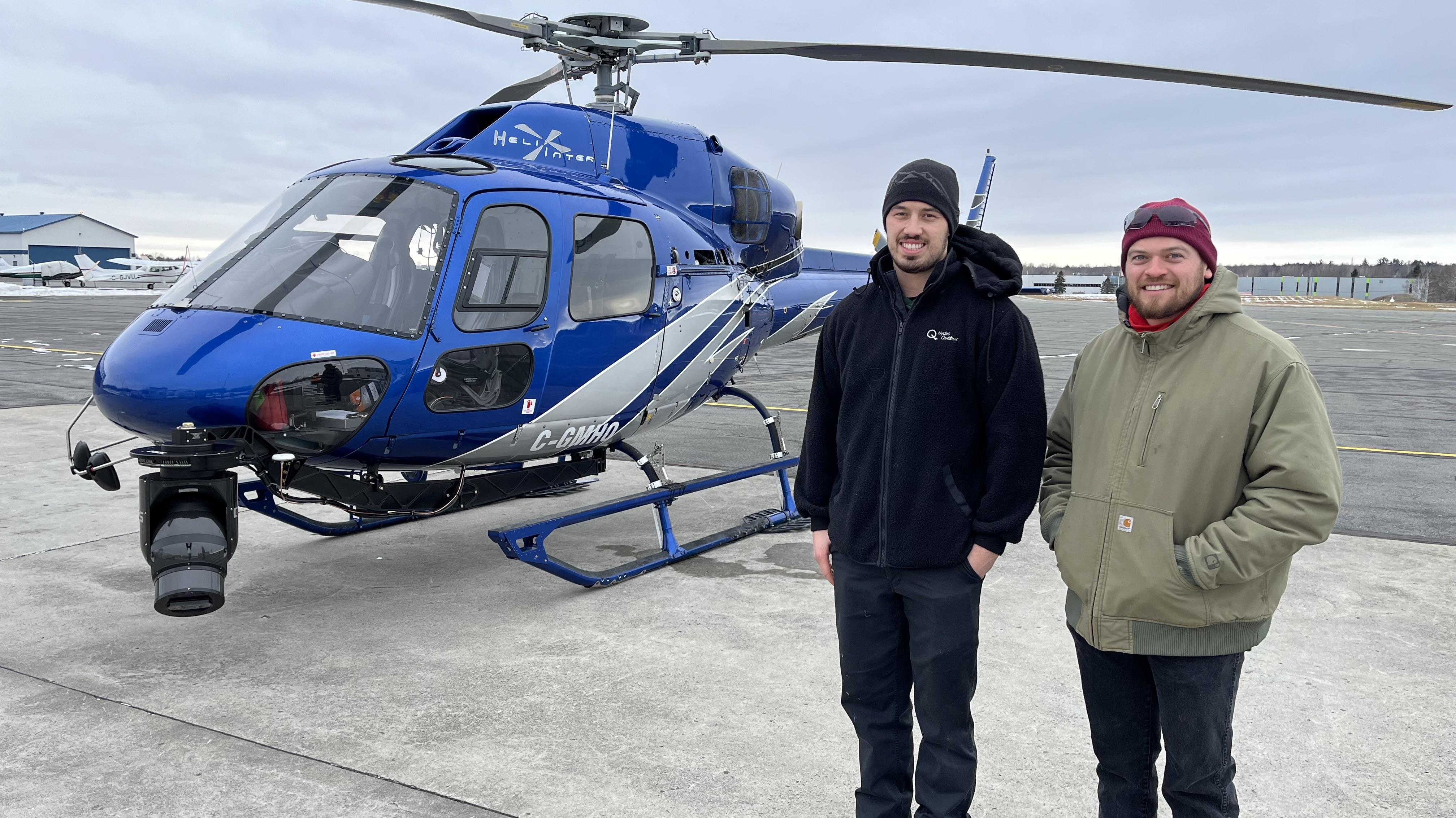 Hydro-Québec à bord d'un hélicoptère pour inspecter les lignes à