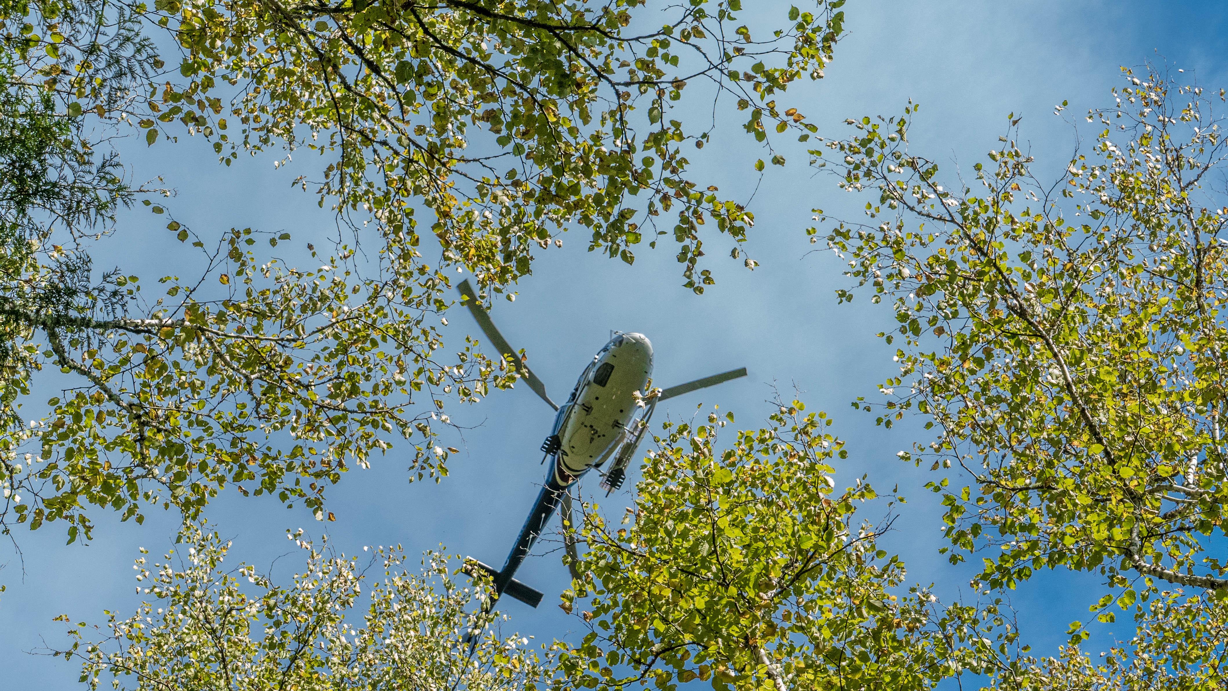 Une équipe allume des foyers à partir des airs. L'hélicoptère est aussi prêt à combattre le feu, au besoin.