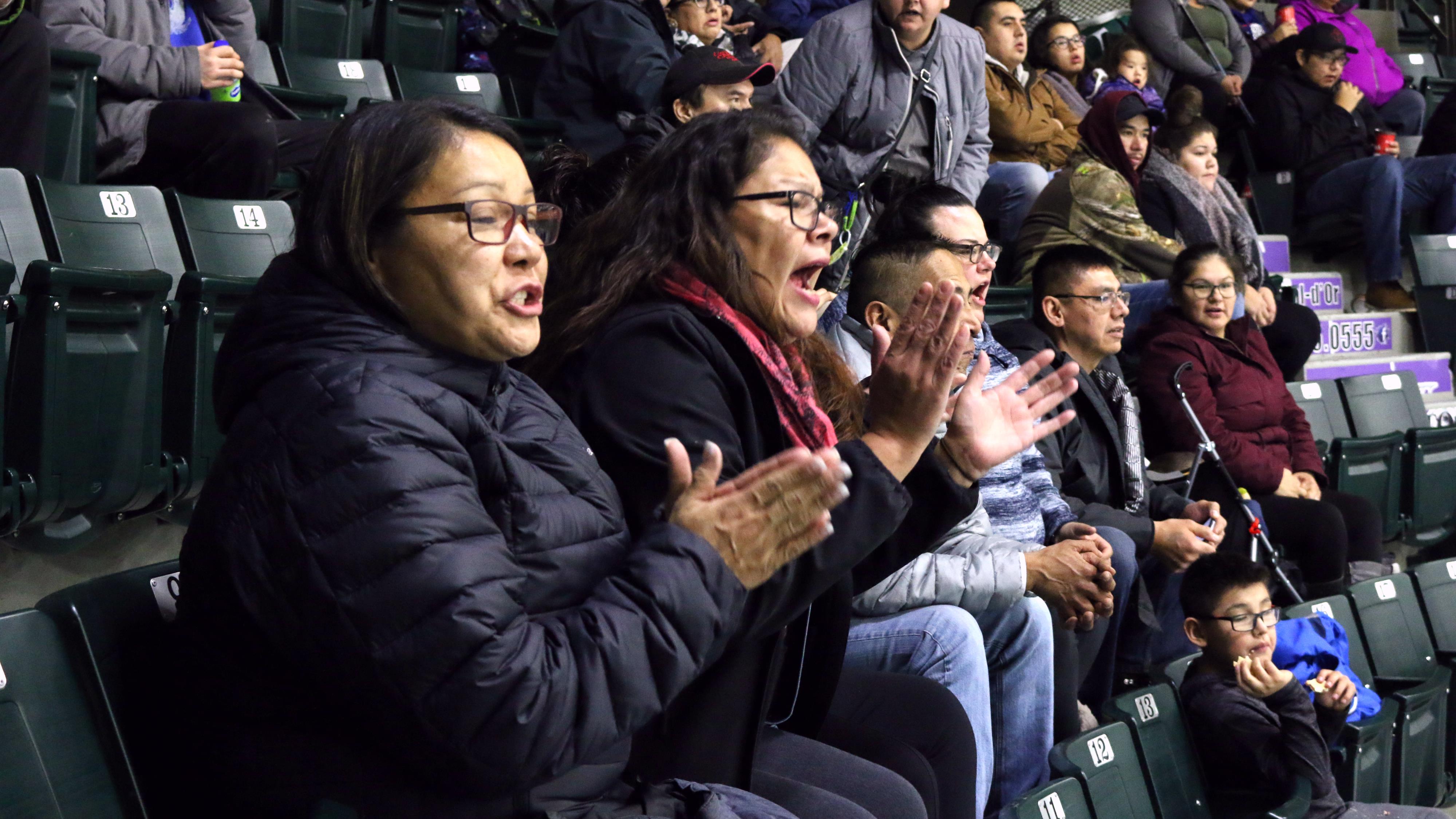 Un groupe de spectateurs encourage les joueurs des Beavers de Lac-Simon, lors d’un match de hockey au Centre Air Creebec de Val-d’Or.