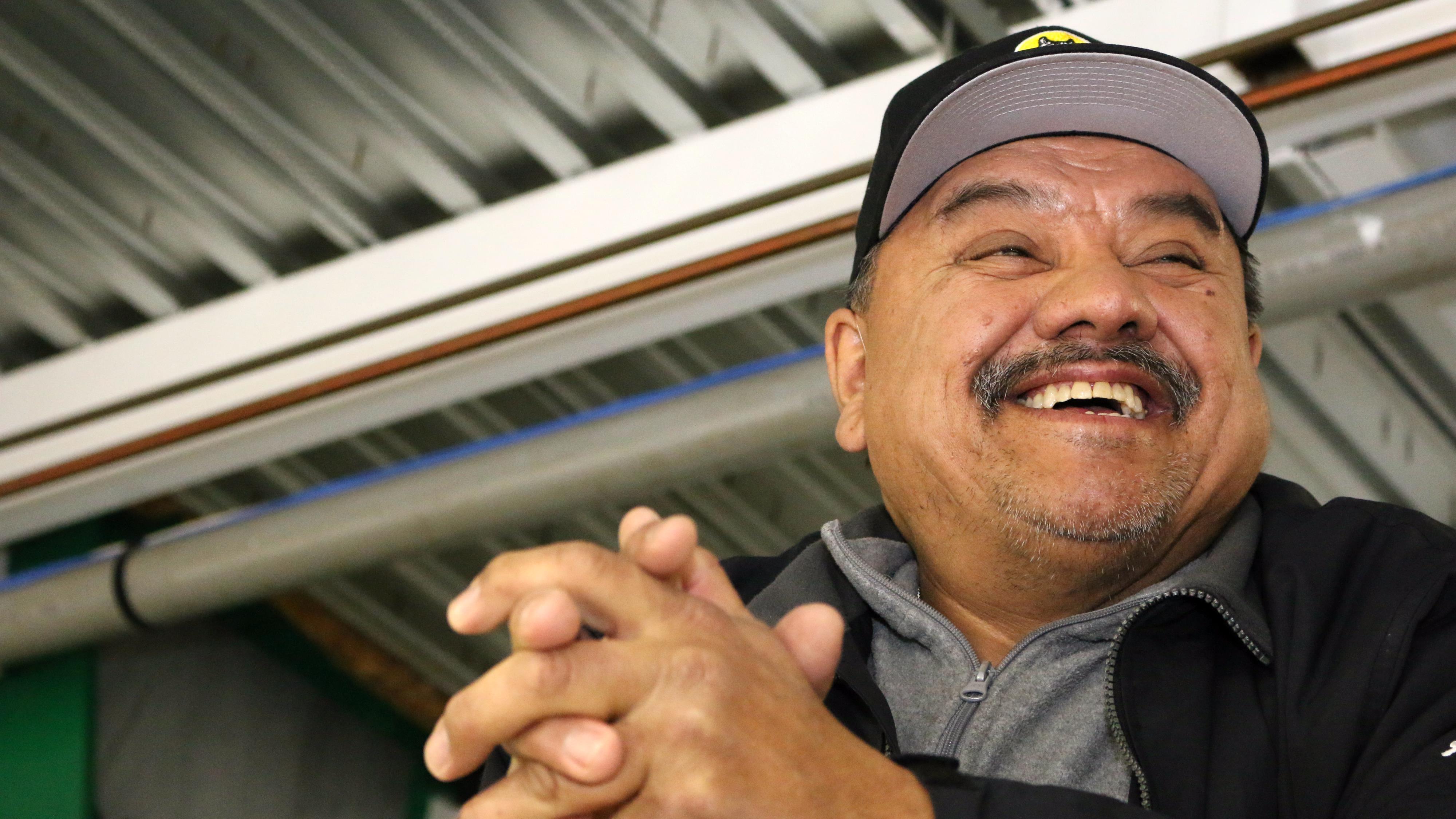 Stanley « Smiley » Shashweskum, de Wemindji, regarde un match de hockey du haut des gradins du Centre Air Creebec de Val-d’Or.
