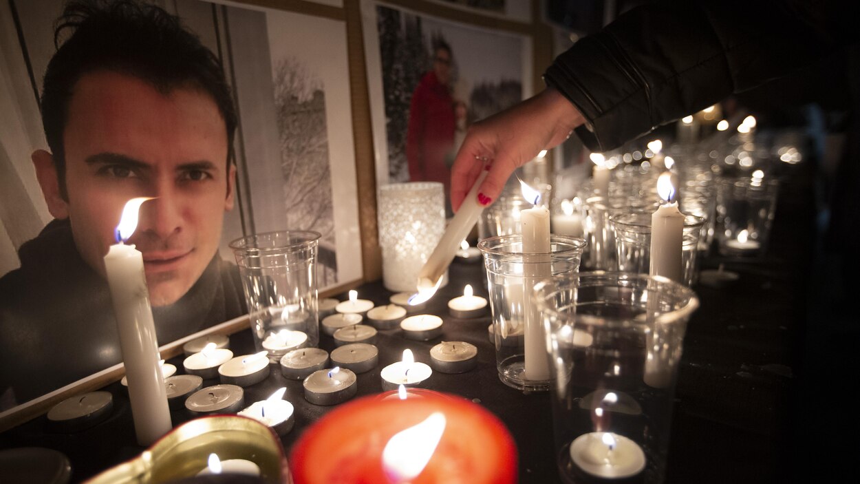 Des communautés se rassemblent pour rendre hommage aux victimes du vol ...