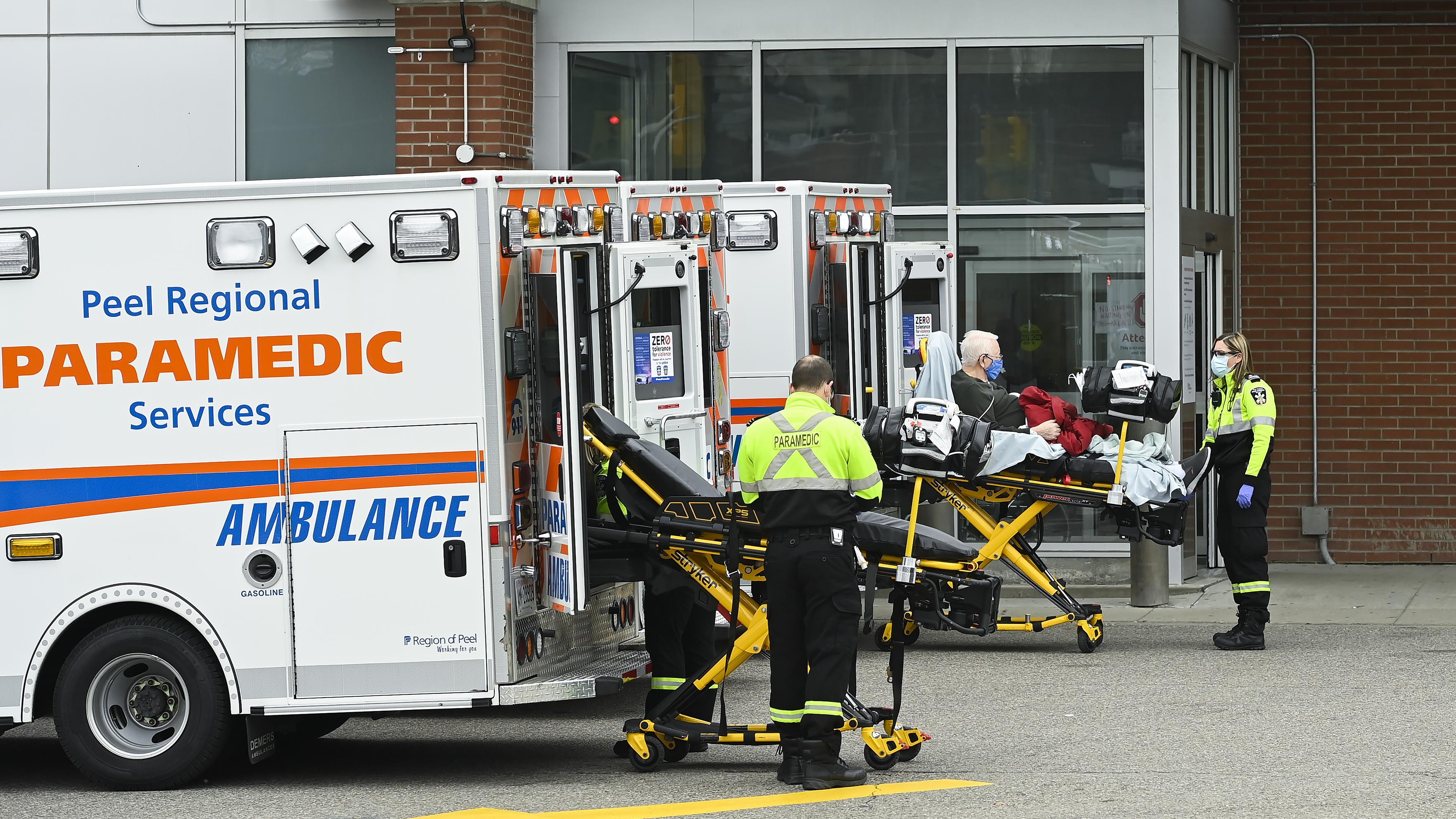 Dos ambulancias junto a la entrada de emergencia de un hospital en la provincia de Ontario.
