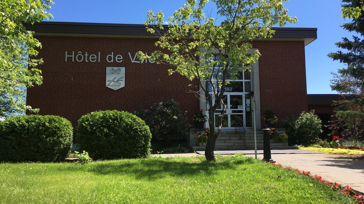 Les élus d'Amos adoptent une hausse de leurs salaires de 9 par année RadioCanada