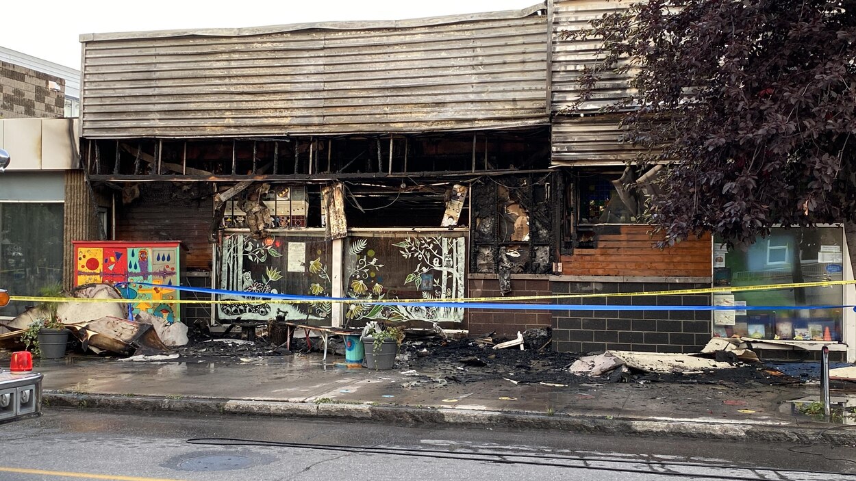 La bibliothèque de Roberval endommagée par le feu | Radio-Canada