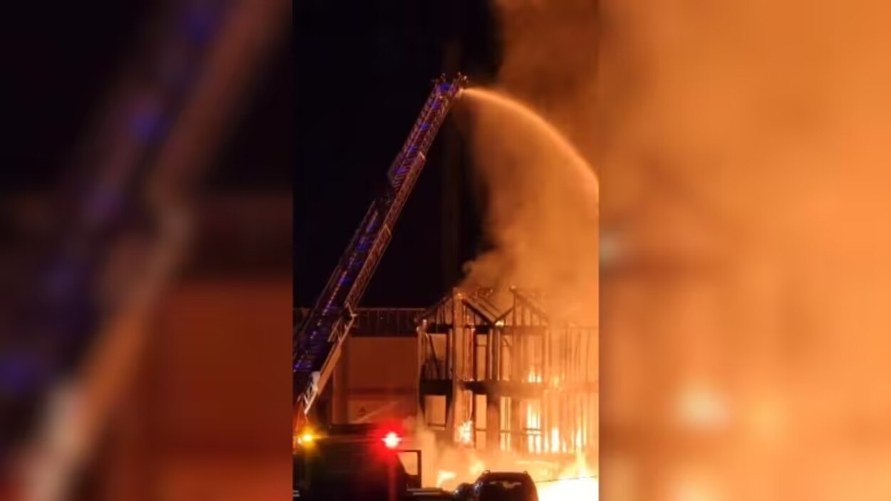 Un incendie qui a ravagé un chantier de construction est suspect, dit ...
