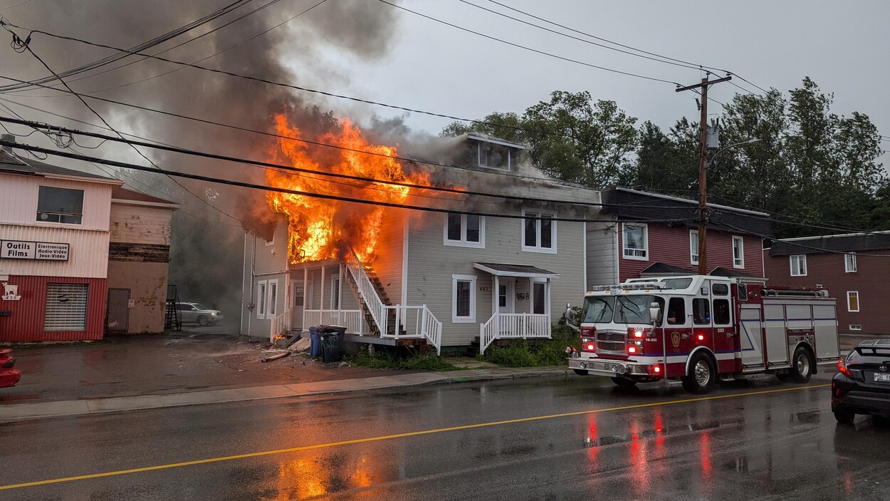 Un incendie ravage un immeuble à logements de Chicoutimi | Radio-Canada
