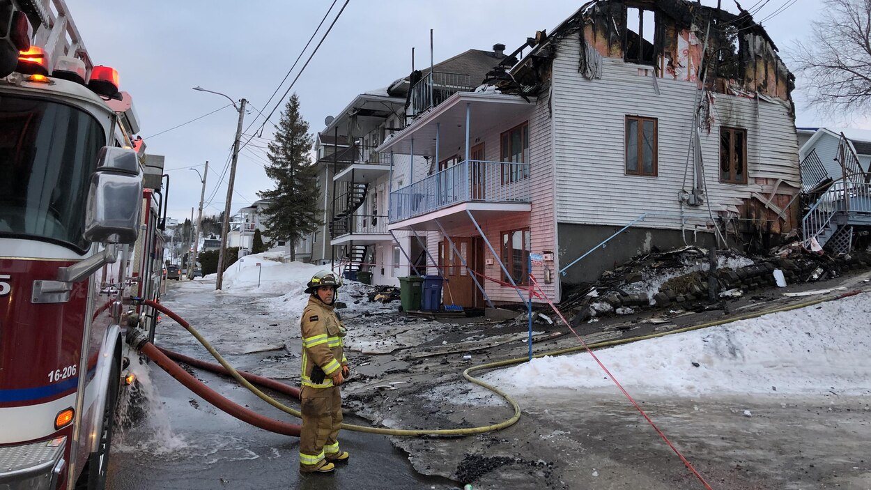 Violent incendie dans un immeuble de La Baie | Radio-Canada