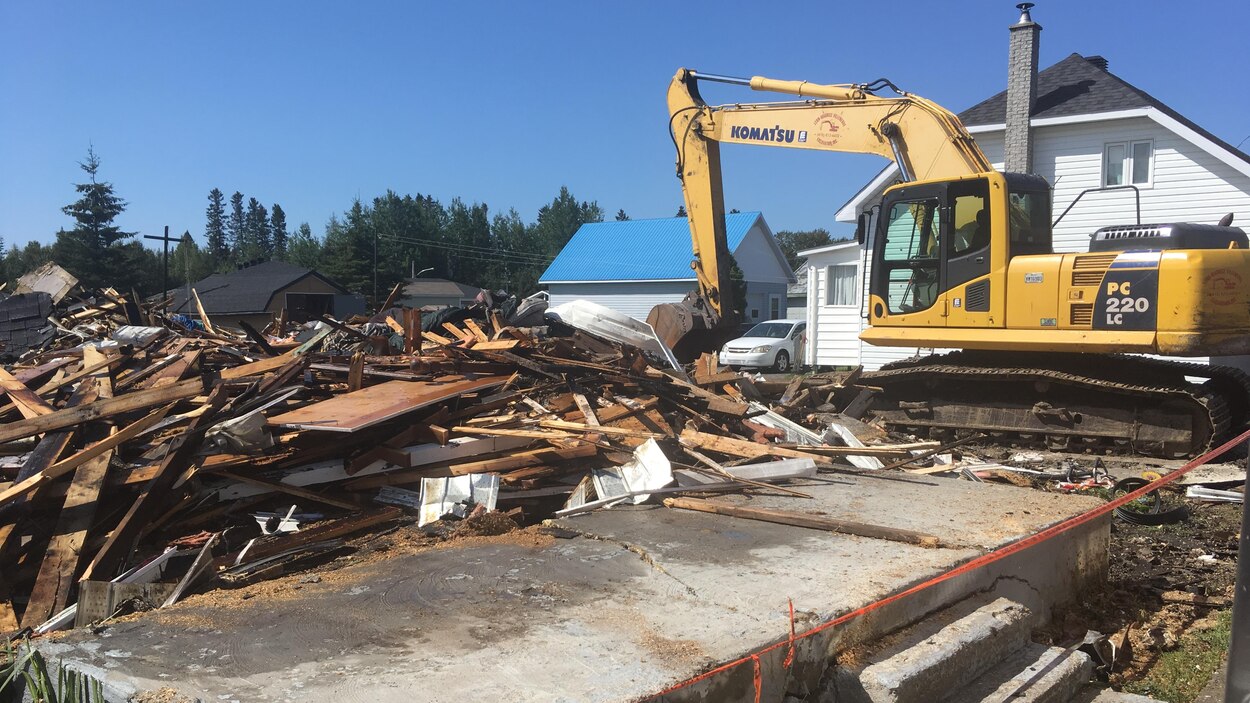 Une maison ravagée par les flammes à SaintAmbroise RadioCanada