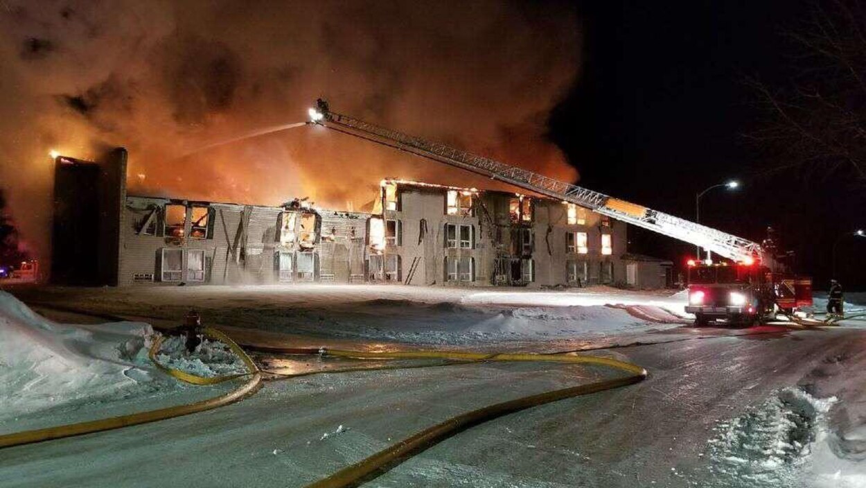 Un hôtel part en fumée dans le nord du Manitoba | Radio-Canada