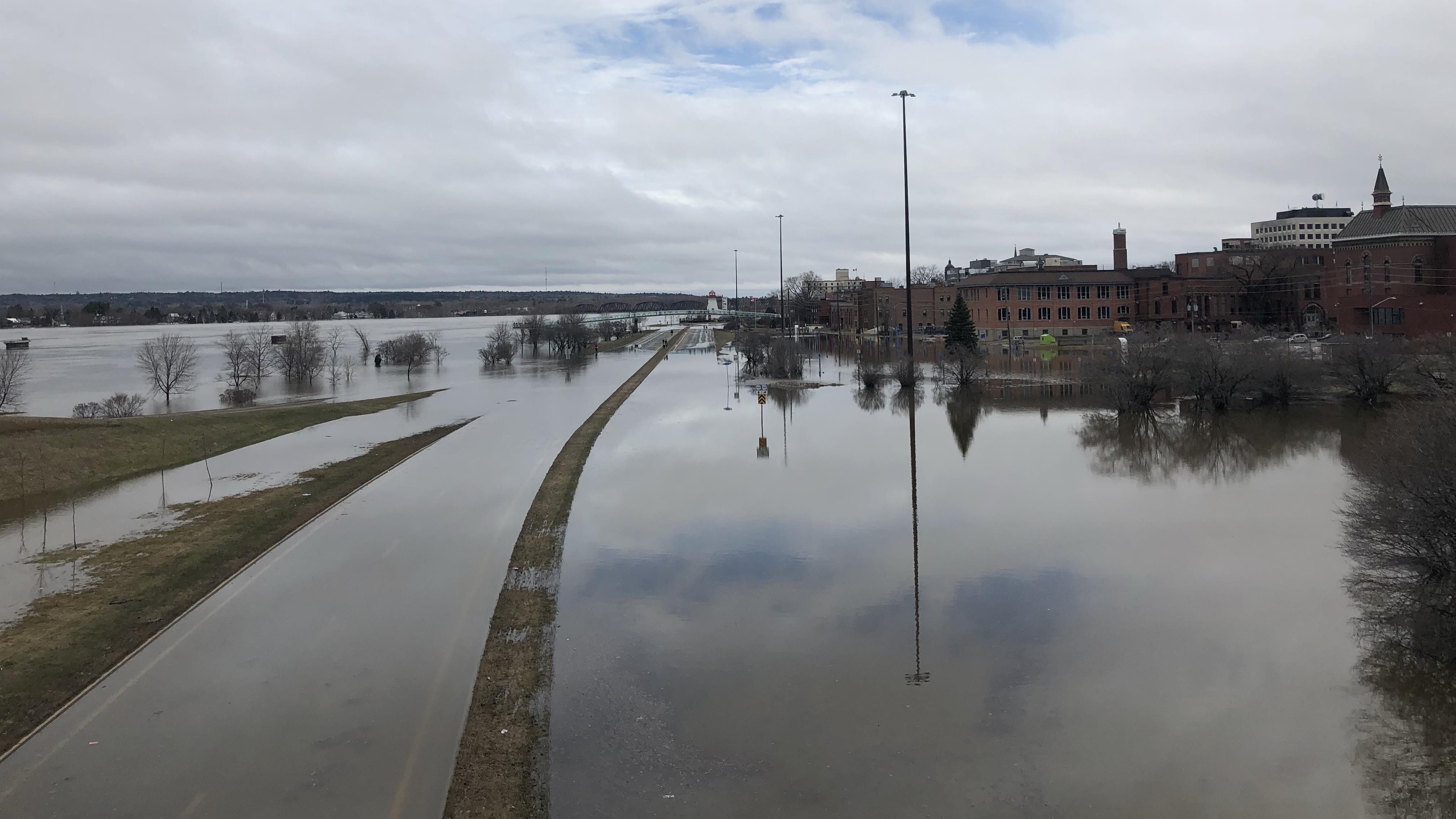 Inondations : Les Eaux Du Fleuve Saint-Jean S'avancent Dans Certaines ...