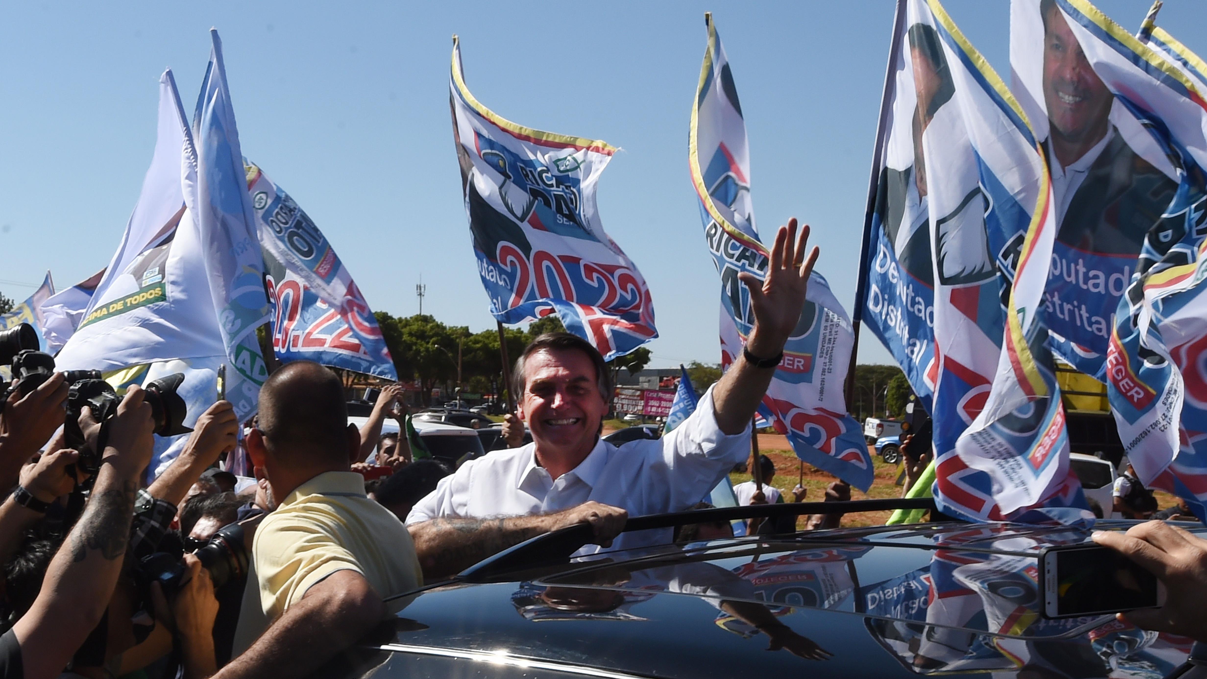 Jair Bolsonaro salue la foule lors d'un rassemblement de campagne à Brasilia, le 5 septembre 2018.