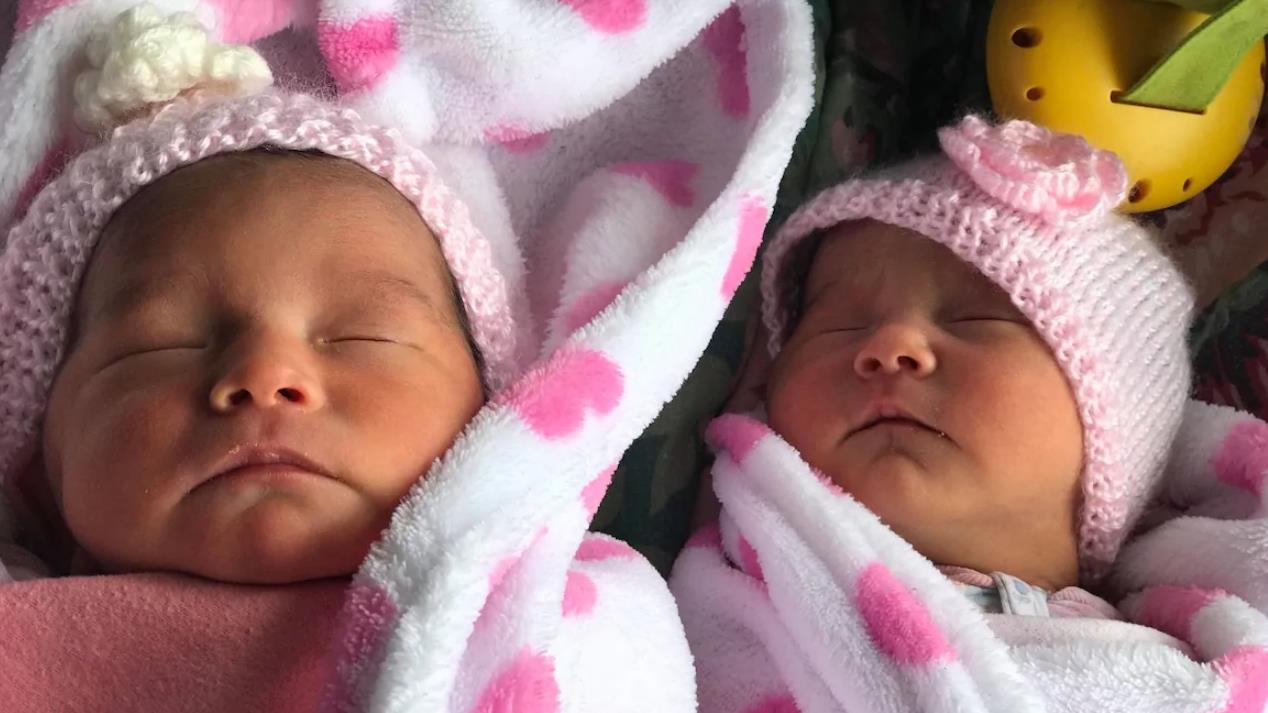 Des Jumeaux Du Nunavut Ont Des Enfants Le Meme Jour Radio Canada Ca Des Jumeaux Du Nunavut Ont Des Enfants Le Meme Jour Radio Canada Ca