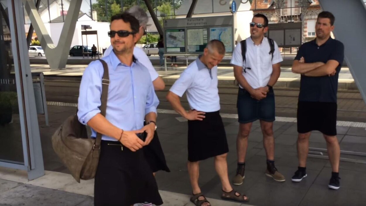 Le short interdit, ils enfilent la jupe pour contrer la chaleur | Radio ...