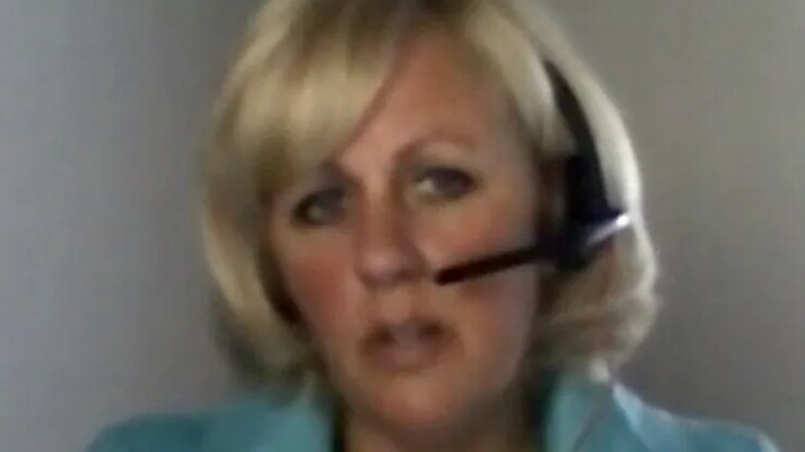 Una mujer habla por un micrófono conectado a unos auriculares.