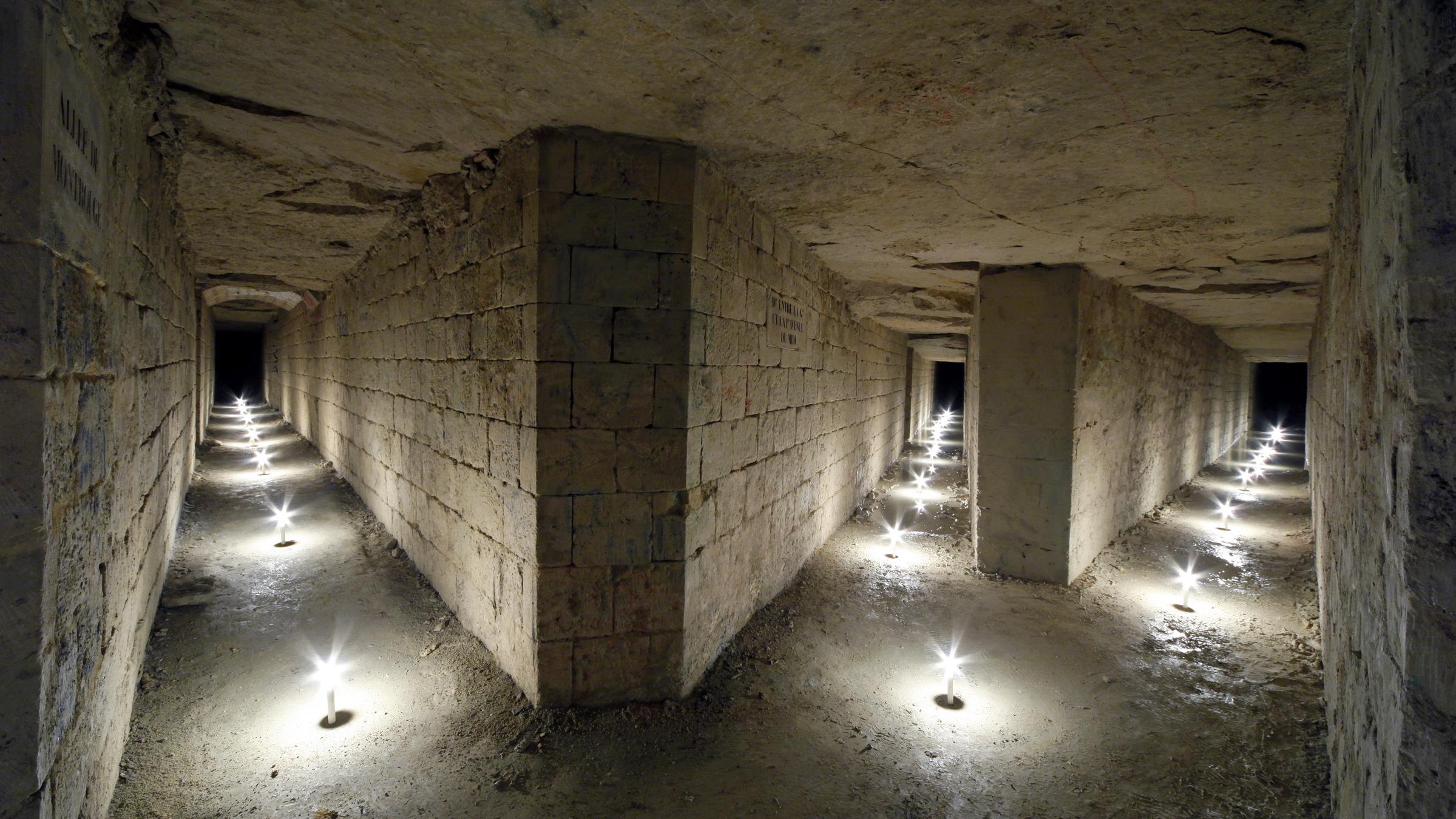 Les catacombes forment un immense labyrinthe de près de 300 km sous Paris.