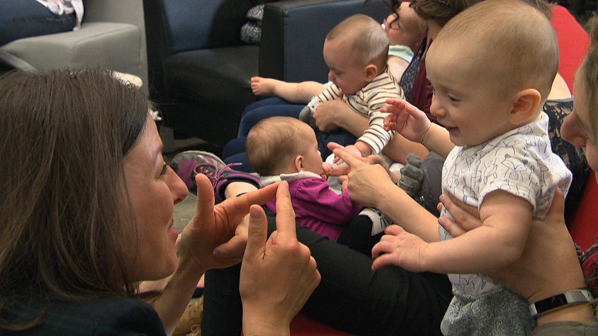 Mieux Comprendre Le Langage De Signes Pour Bebes En 5 Points Radio Canada Ca Mieux Comprendre Le Langage De Signes Pour Bebes En 5 Points Radio Canada Ca