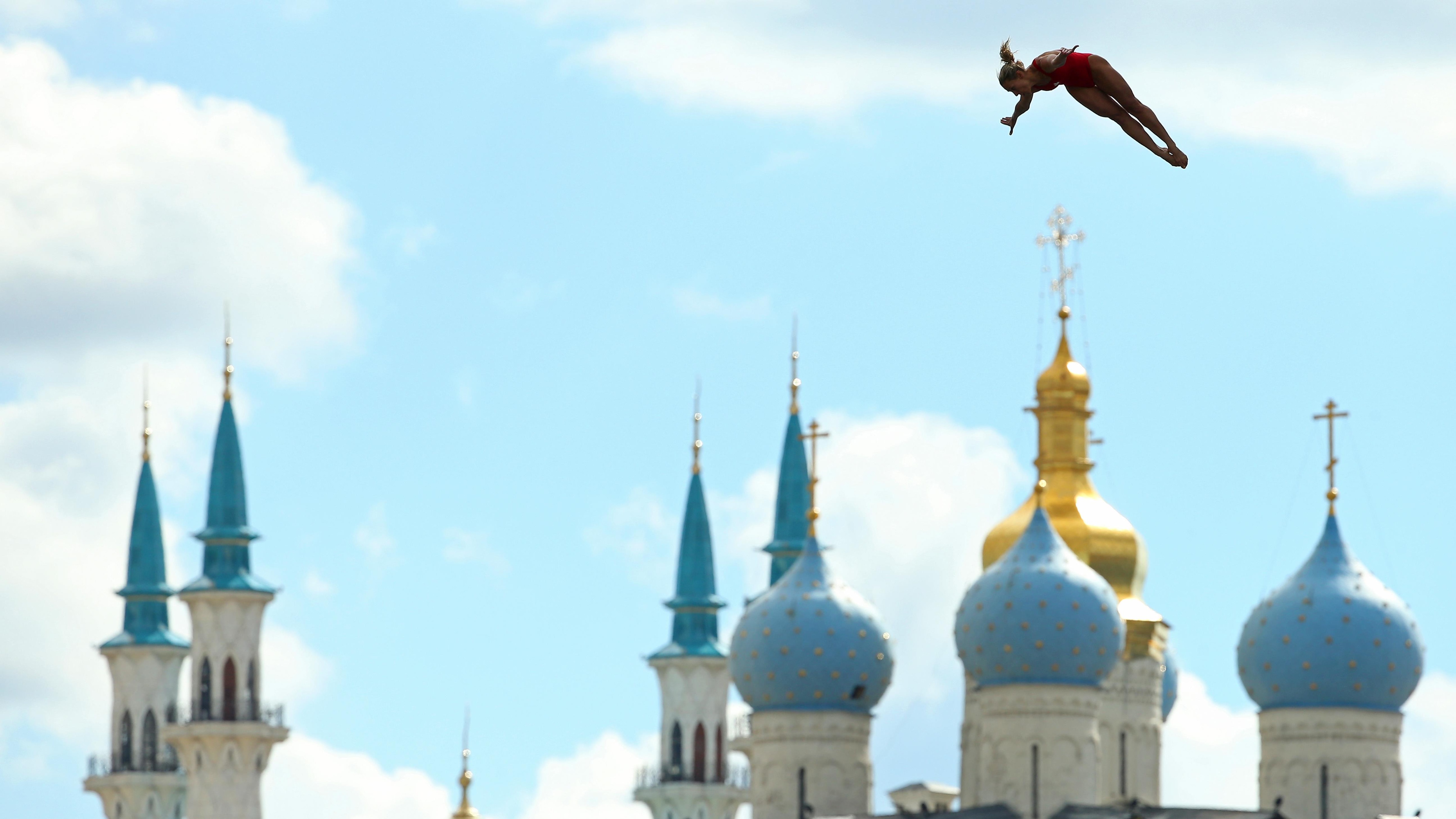 Lysanne Richard en plein plongeon à Kazan, en Russie.