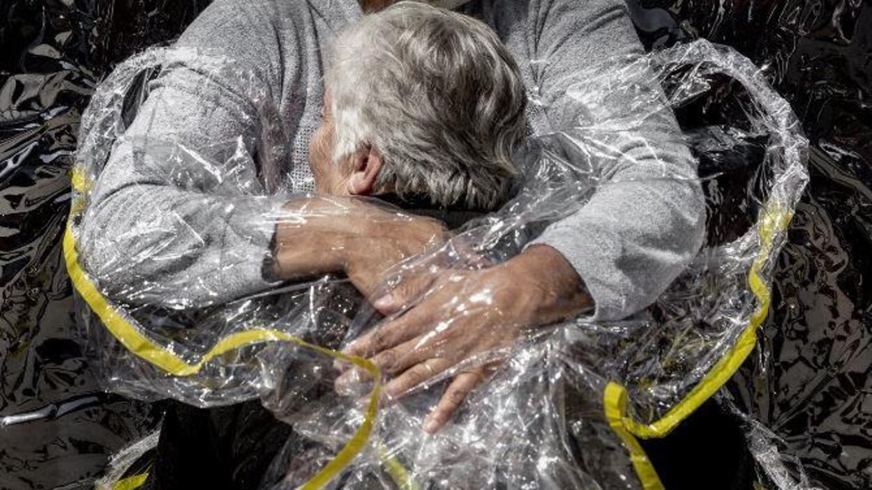 Un Câlin De Pandémie Remporte Les Honneurs Au World Press Photo Radio Canada 