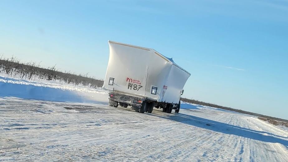 Livrer des maisons en Ontario, en passant sur une route de glace