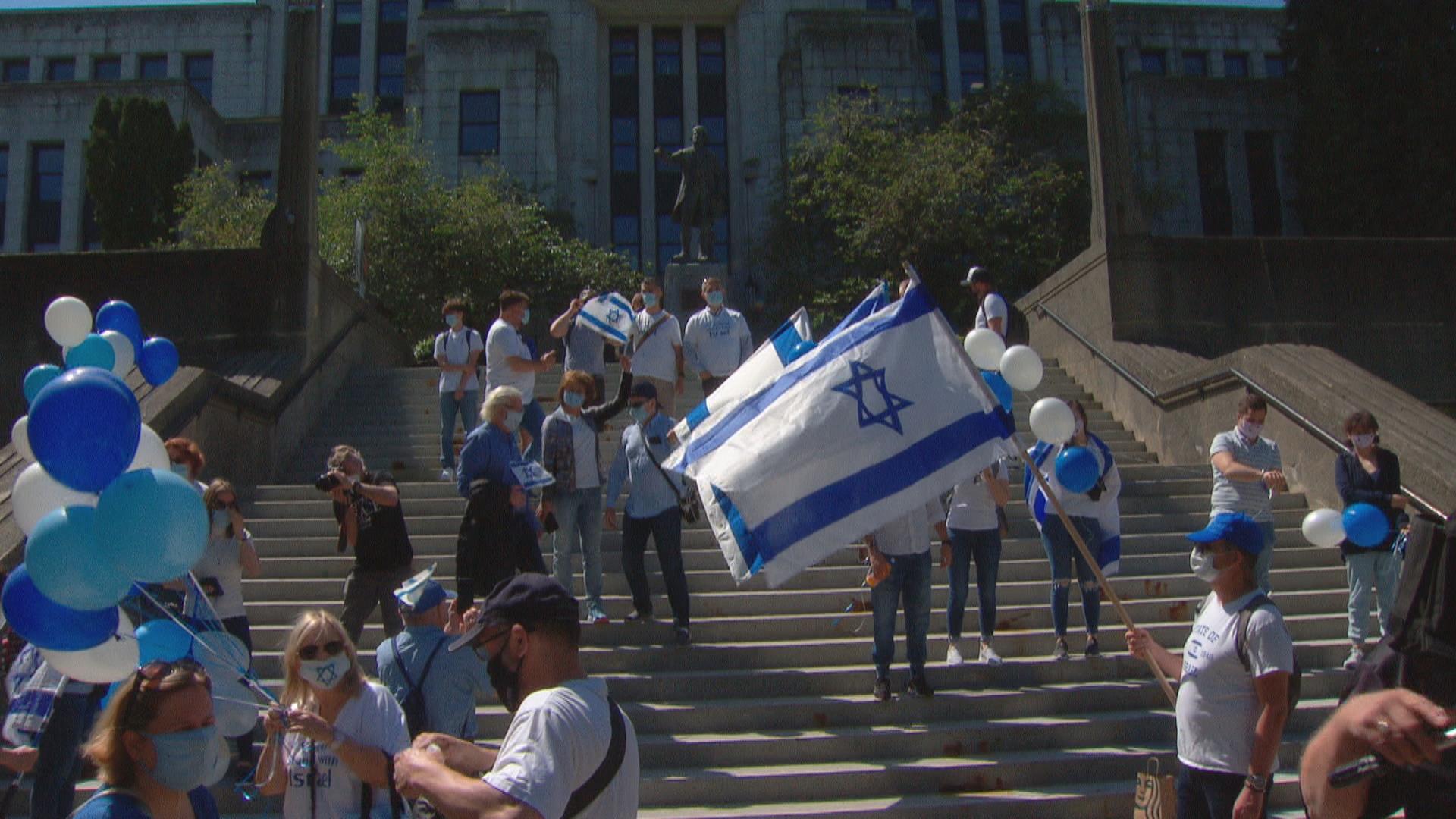 Manifestantes pro-israelíes frente al ayuntamiento en Vancouver.
