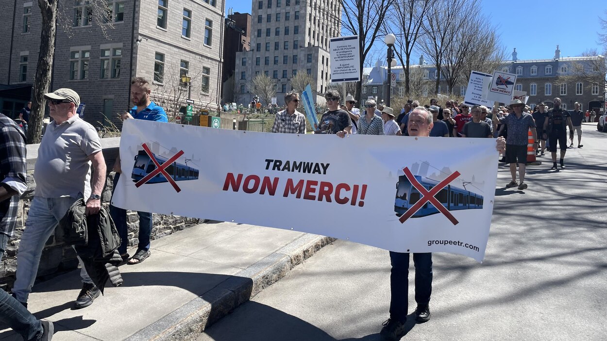 Près de mille personnes ont manifesté contre le tramway dimanche à Québec |  Radio-Canada
