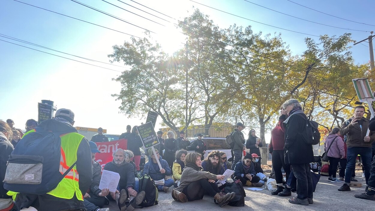 Des manifestants réclament la fermeture d’un oléoduc d’Enbridge | Radio ...